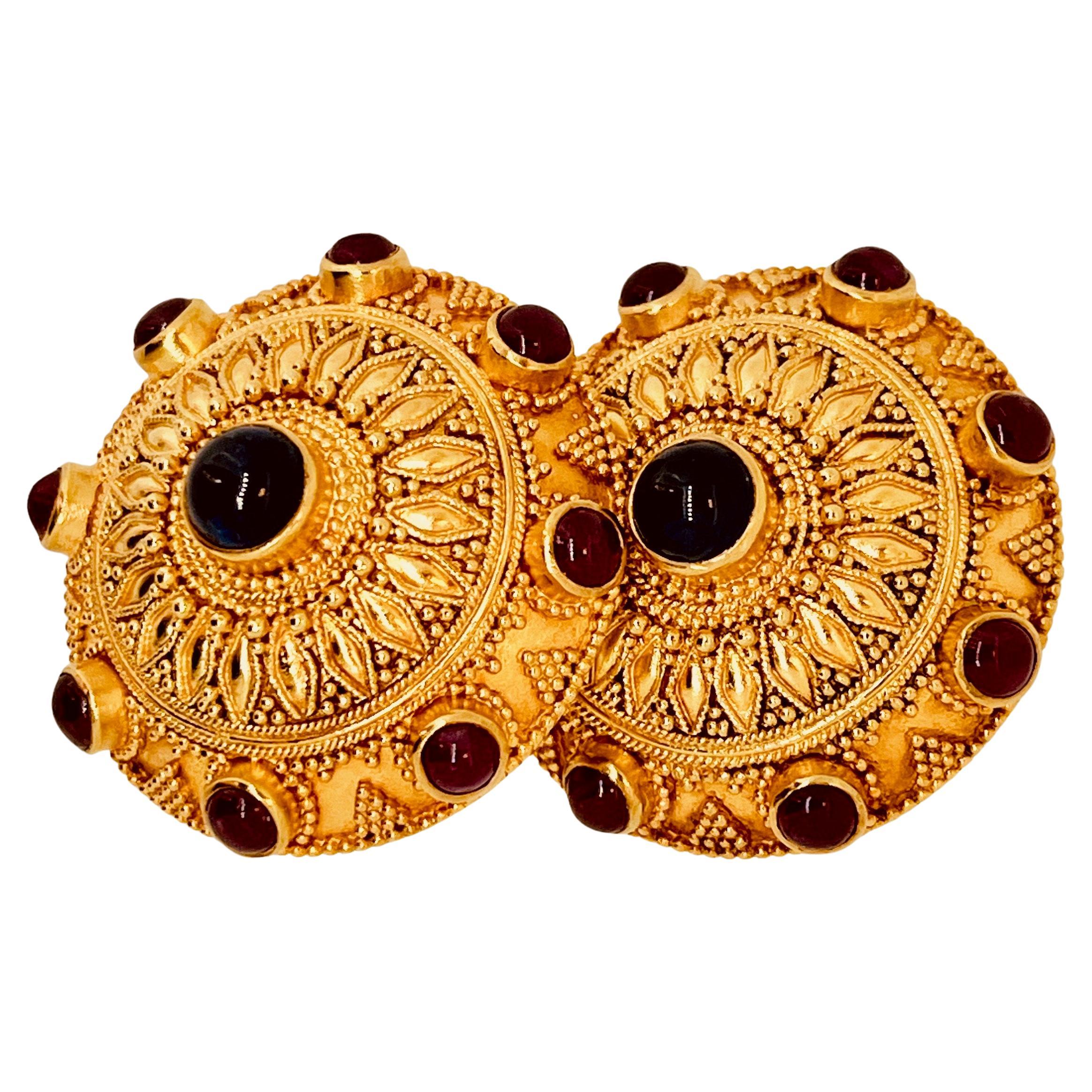 Clips d'oreilles en or 22 carats d'inspiration byzantine, cloutés d'un cabochon de saphir et de rubis