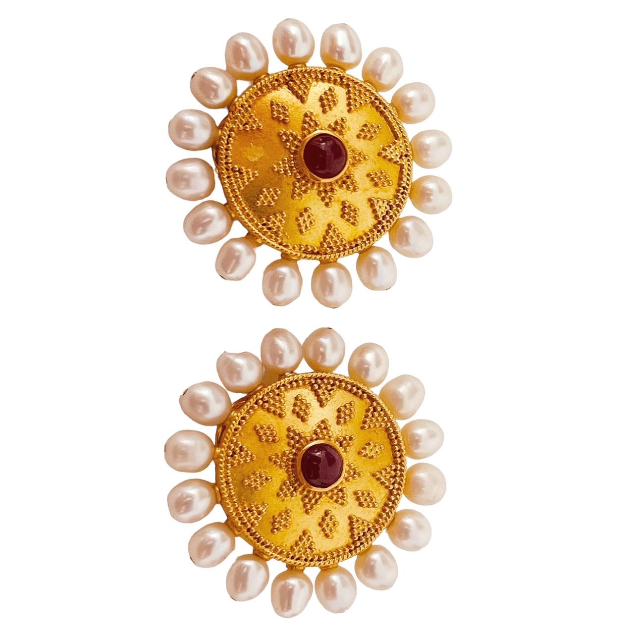 22 Karat Gold Granulierte Scheiben-Ohrringe Set mit Cabochon-Rubin und Zuchtperlen im Zustand „Hervorragend“ im Angebot in London, GB