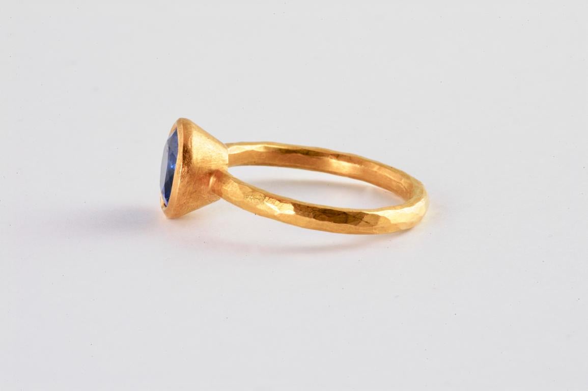Ring aus 22-karätigem Gold mit rundem Tansanit (2,04cts), handgefertigt in Notting Hill, London, vom britischen Juwelier Malcolm Betts. Ein schönes Beispiel für die bläulich-violette Farbe dieses besonderen Steins aus Tansania. Die schlichte Fassung