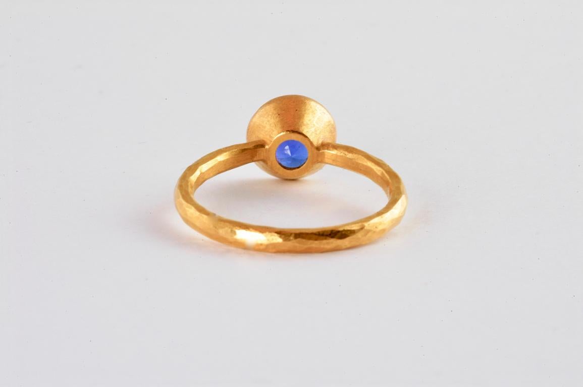 Contemporary 22 Karat Gold Ring with Round Tanzanite 2.04 Carat For Sale