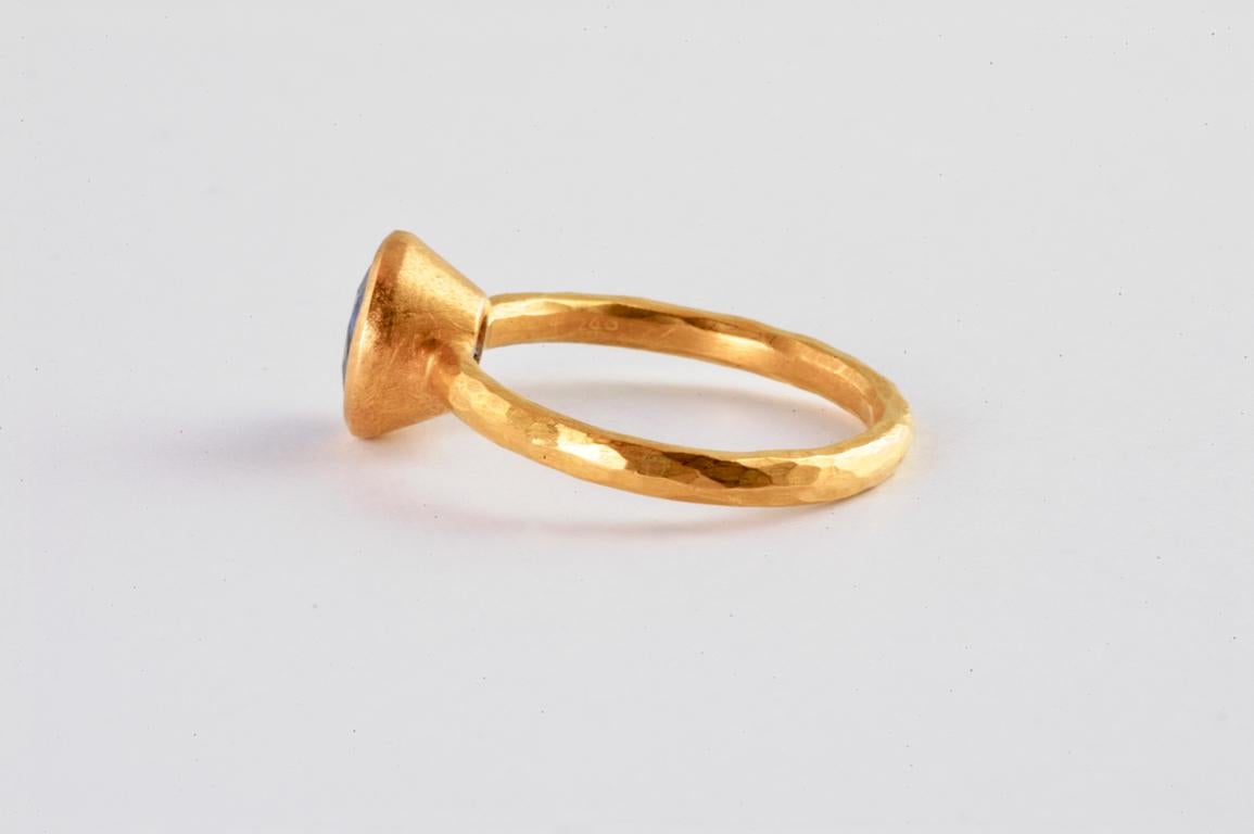Round Cut 22 Karat Gold Ring with Round Tanzanite 2.04 Carat For Sale