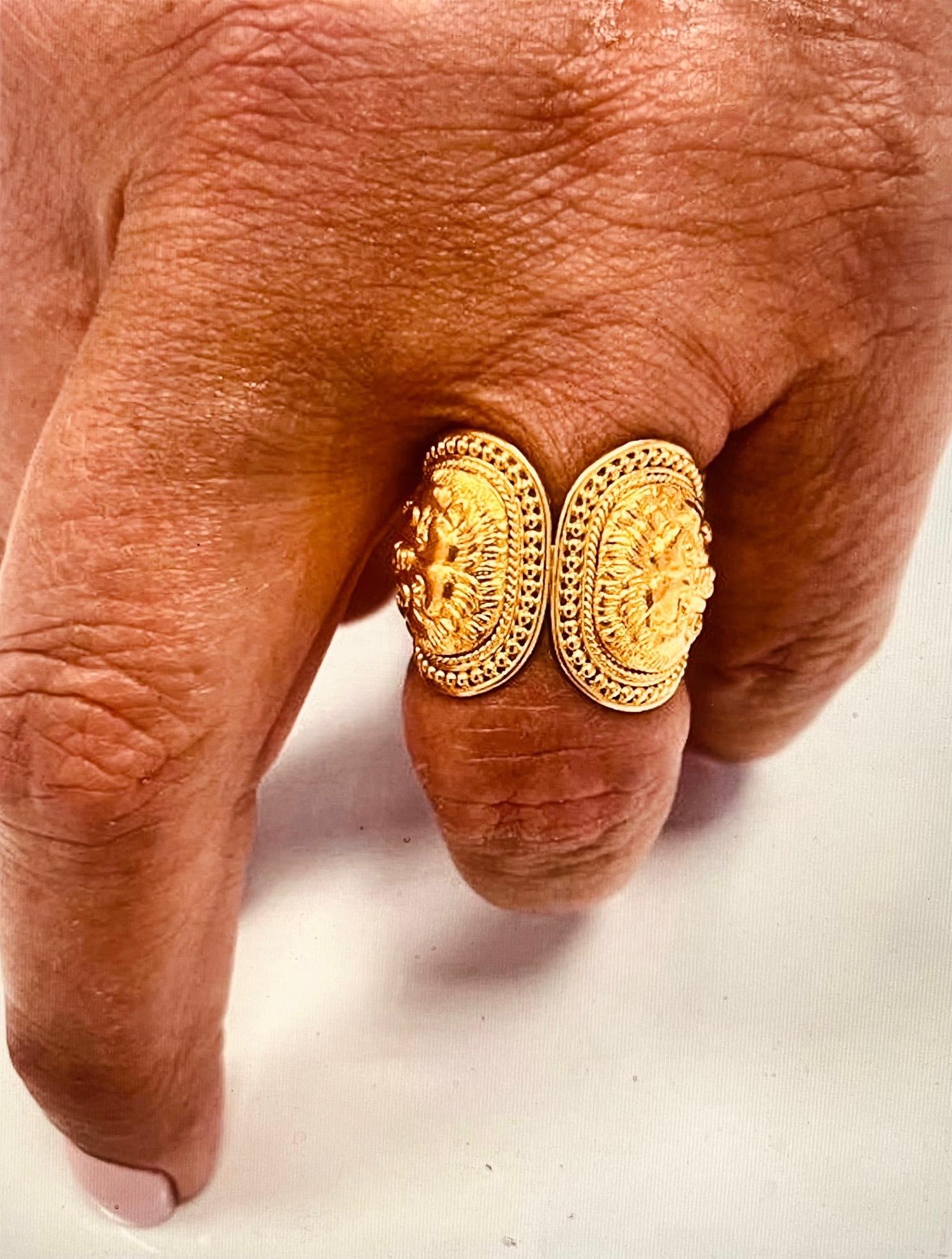 22 Karat Gold Vintage Kunsthandwerklicher Ring mit zwei Repousse-Bildern von Löwen 5