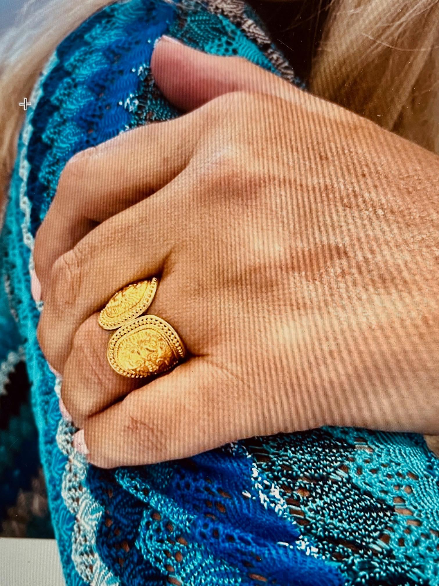 22 Karat Gold Vintage Kunsthandwerklicher Ring mit zwei Repousse-Bildern von Löwen 6