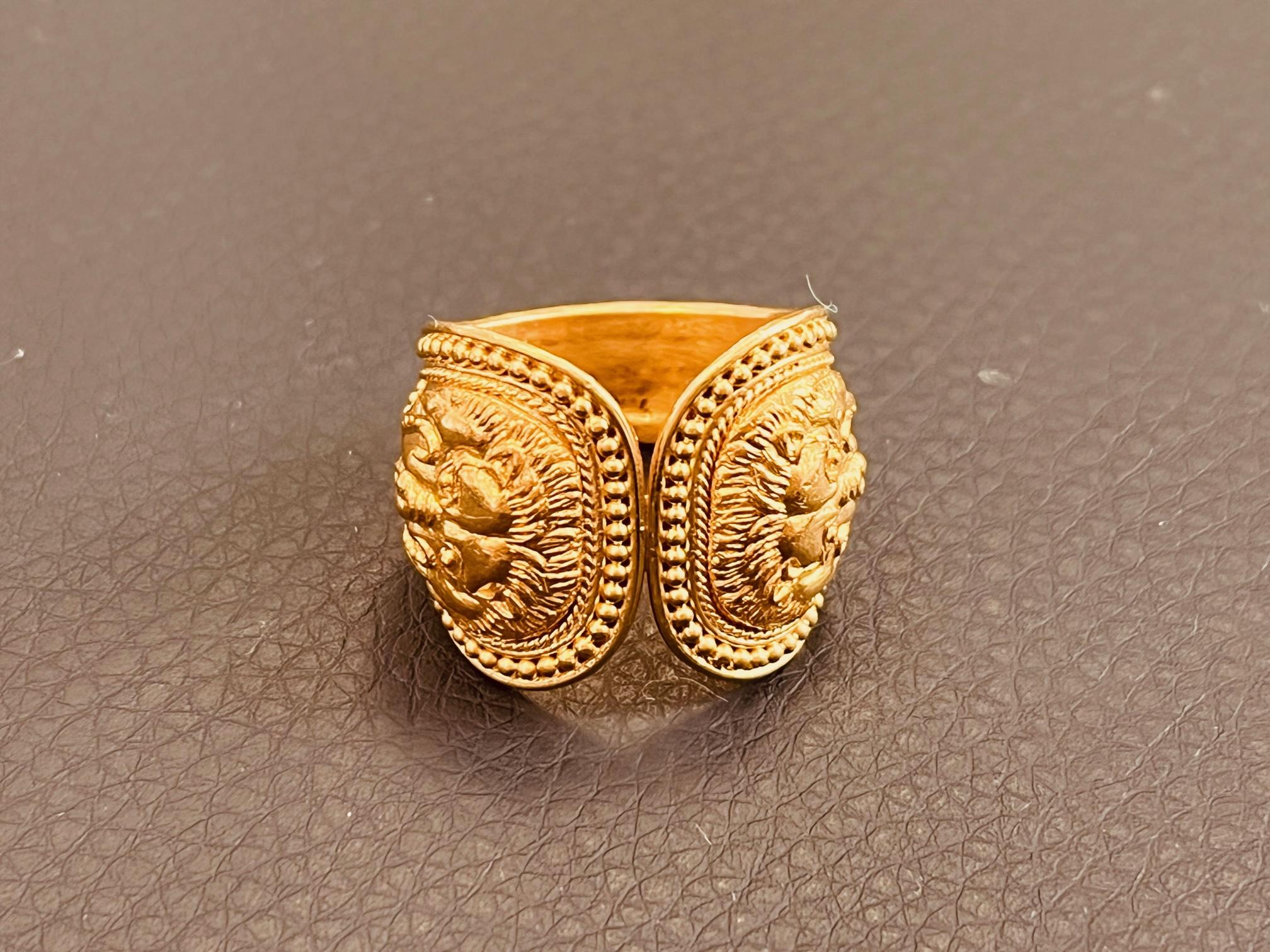 Ein Ring aus 22 Karat Gold, inspiriert von der hellenistischen Epoche. Zwei repoussierte Löwenbilder mit Granulationsdekor. Dieser handgefertigte Ring wurde nach einer alten griechischen Technik hergestellt. Ca. 1980er Jahre Die Ringgröße ist: P