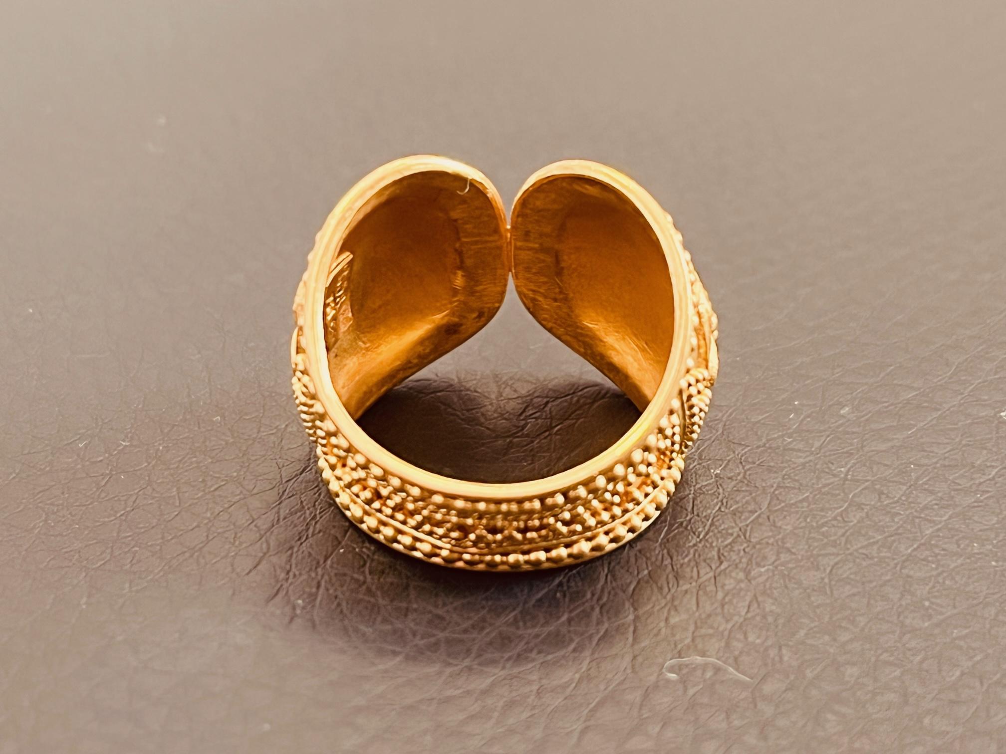 22 Karat Gold Vintage Kunsthandwerklicher Ring mit zwei Repousse-Bildern von Löwen im Zustand „Hervorragend“ in London, GB