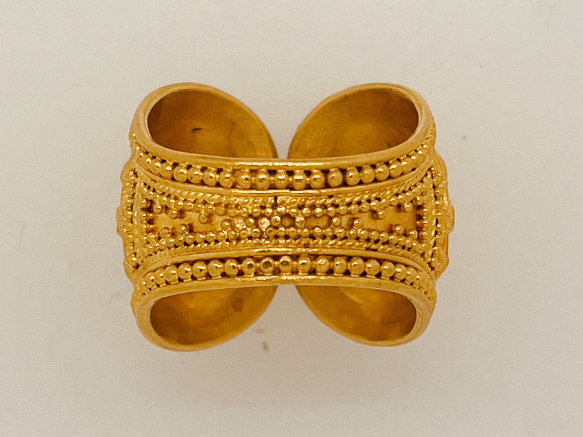 22 Karat Gold Vintage Kunsthandwerklicher Ring mit zwei Repousse-Bildern von Löwen Damen