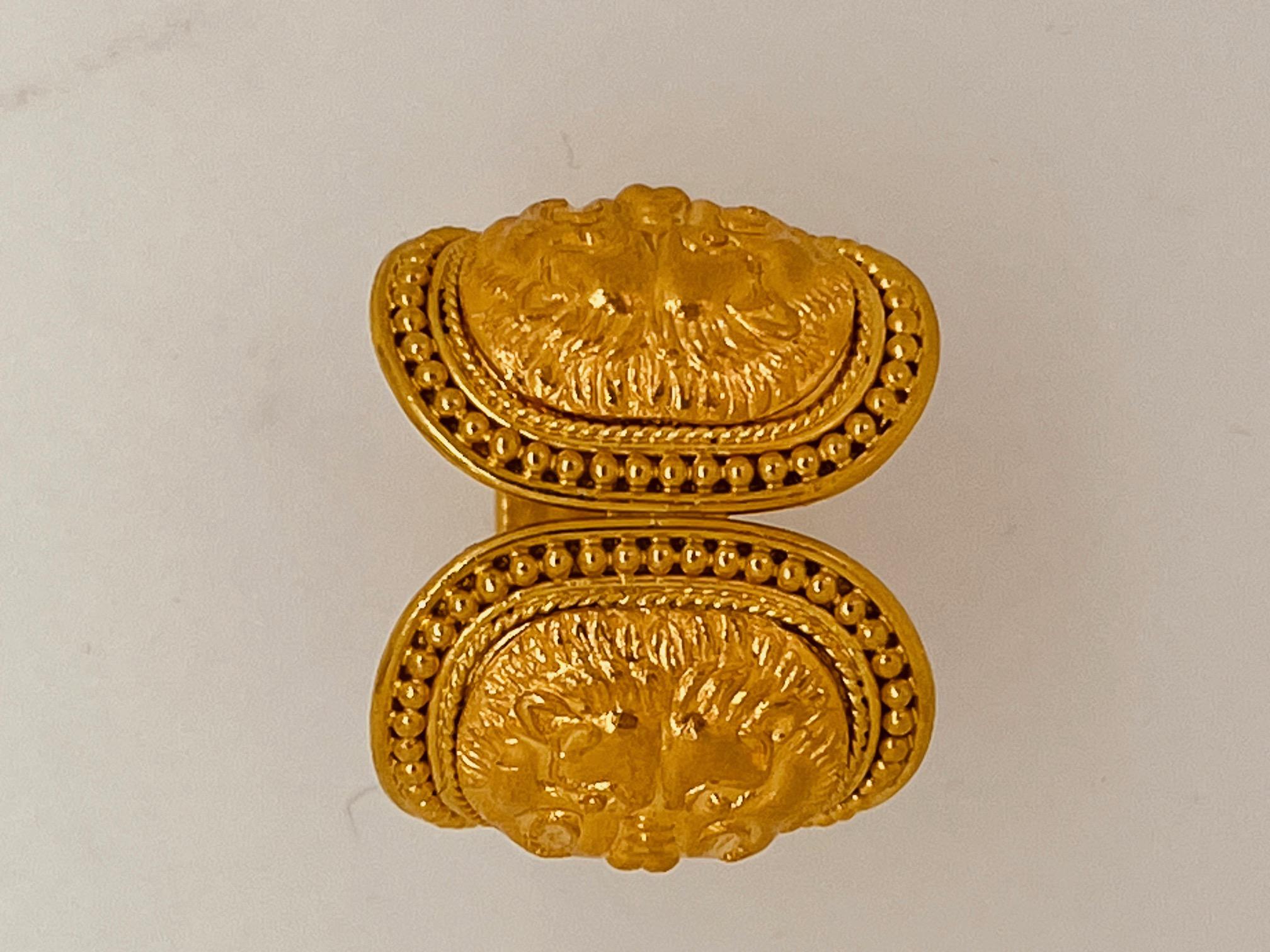 22 Karat Gold Vintage Kunsthandwerklicher Ring mit zwei Repousse-Bildern von Löwen 1