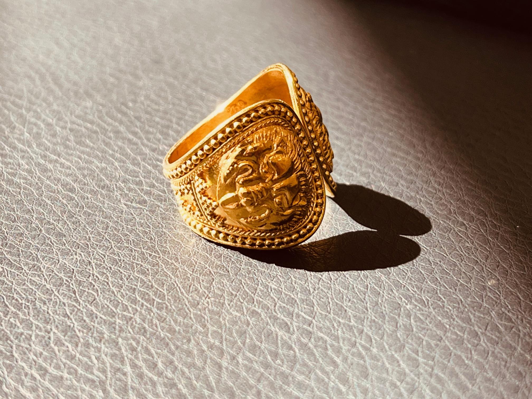 22 Karat Gold Vintage Kunsthandwerklicher Ring mit zwei Repousse-Bildern von Löwen 2