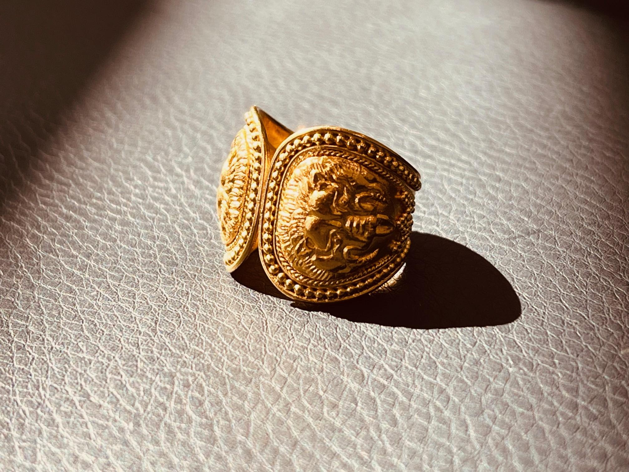 22 Karat Gold Vintage Kunsthandwerklicher Ring mit zwei Repousse-Bildern von Löwen 3