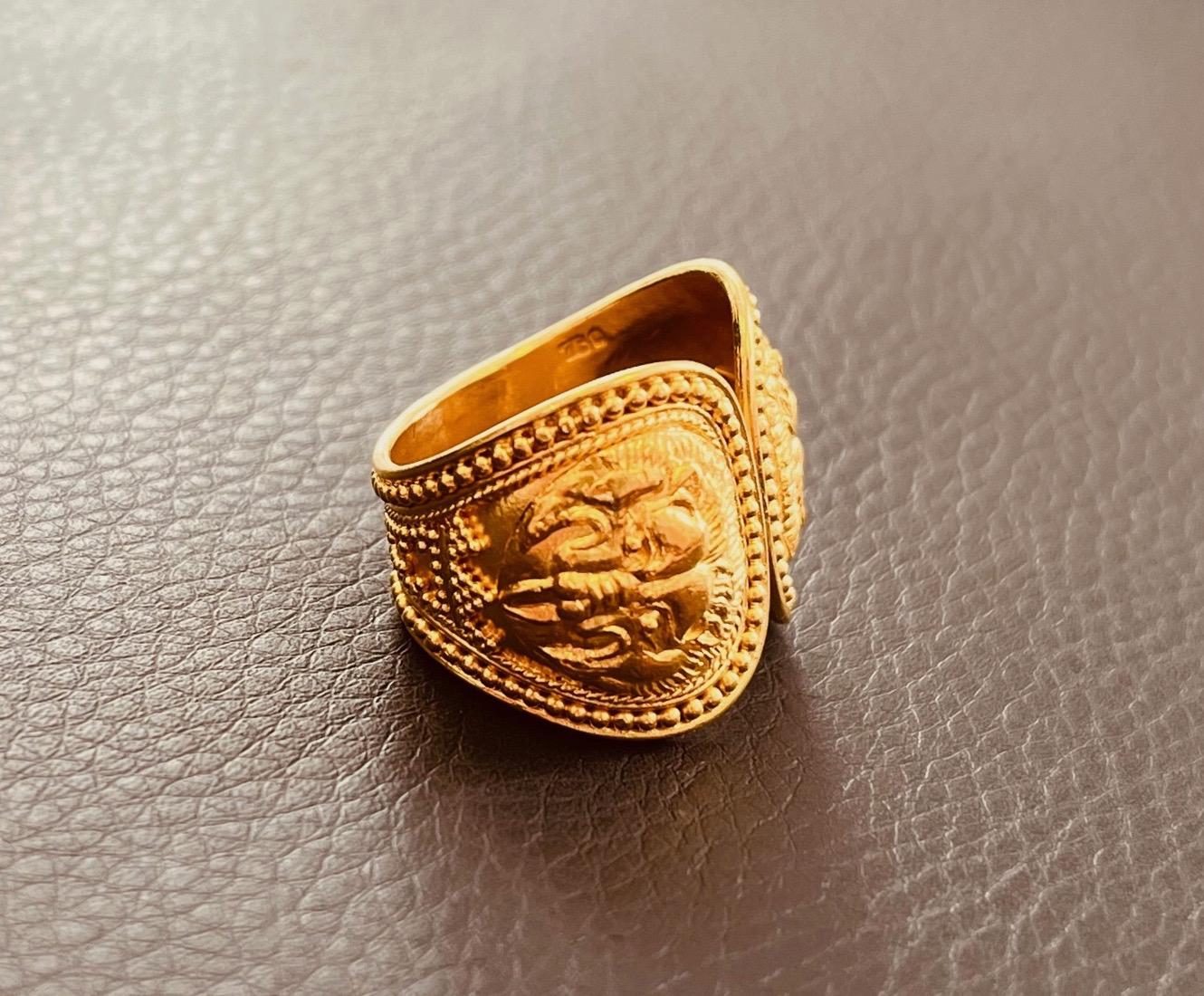 22 Karat Gold Vintage Kunsthandwerklicher Ring mit zwei Repousse-Bildern von Löwen 4
