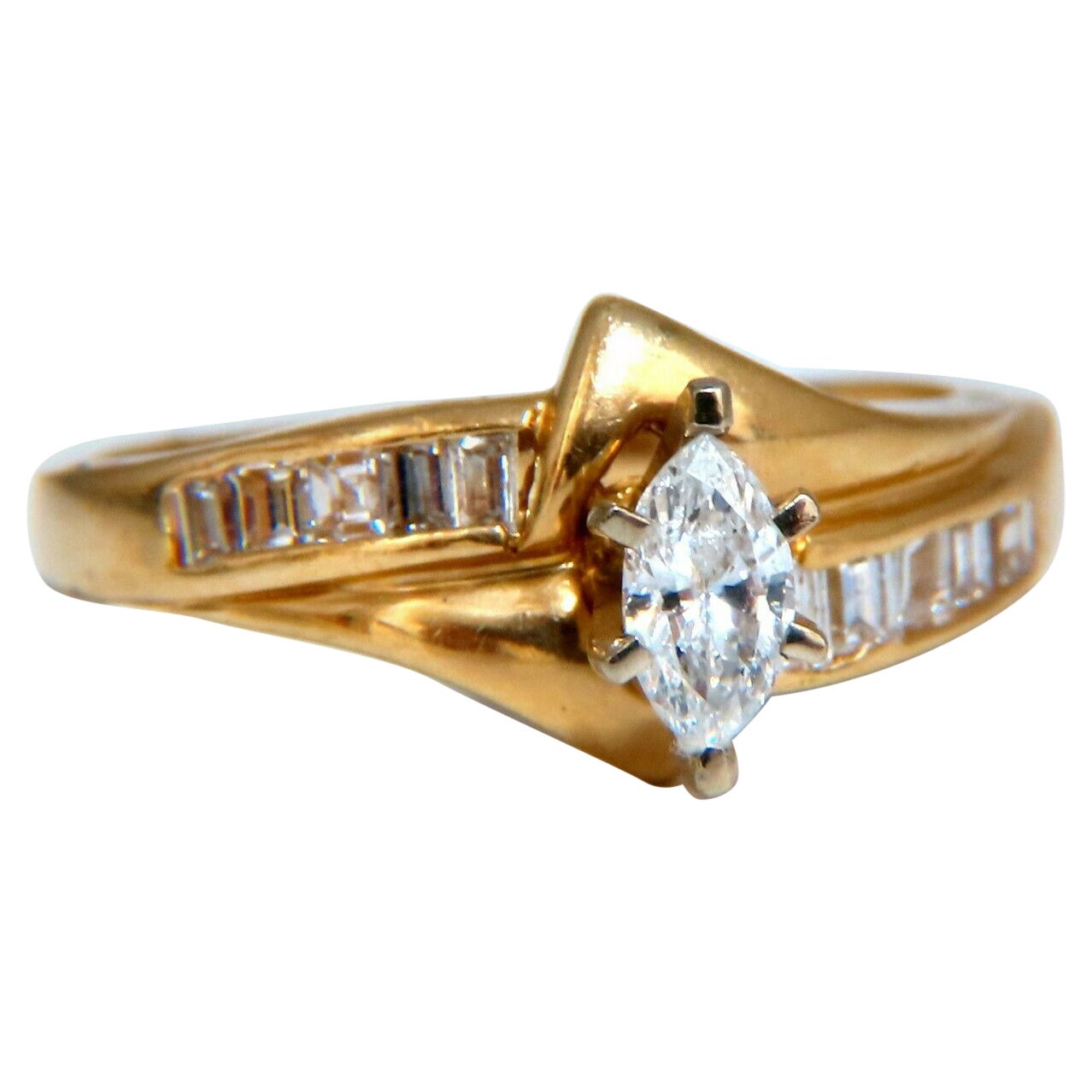 Bague en diamant naturel de taille marquise de 0,22 carat, 14 carats. Élevée au-dessus de