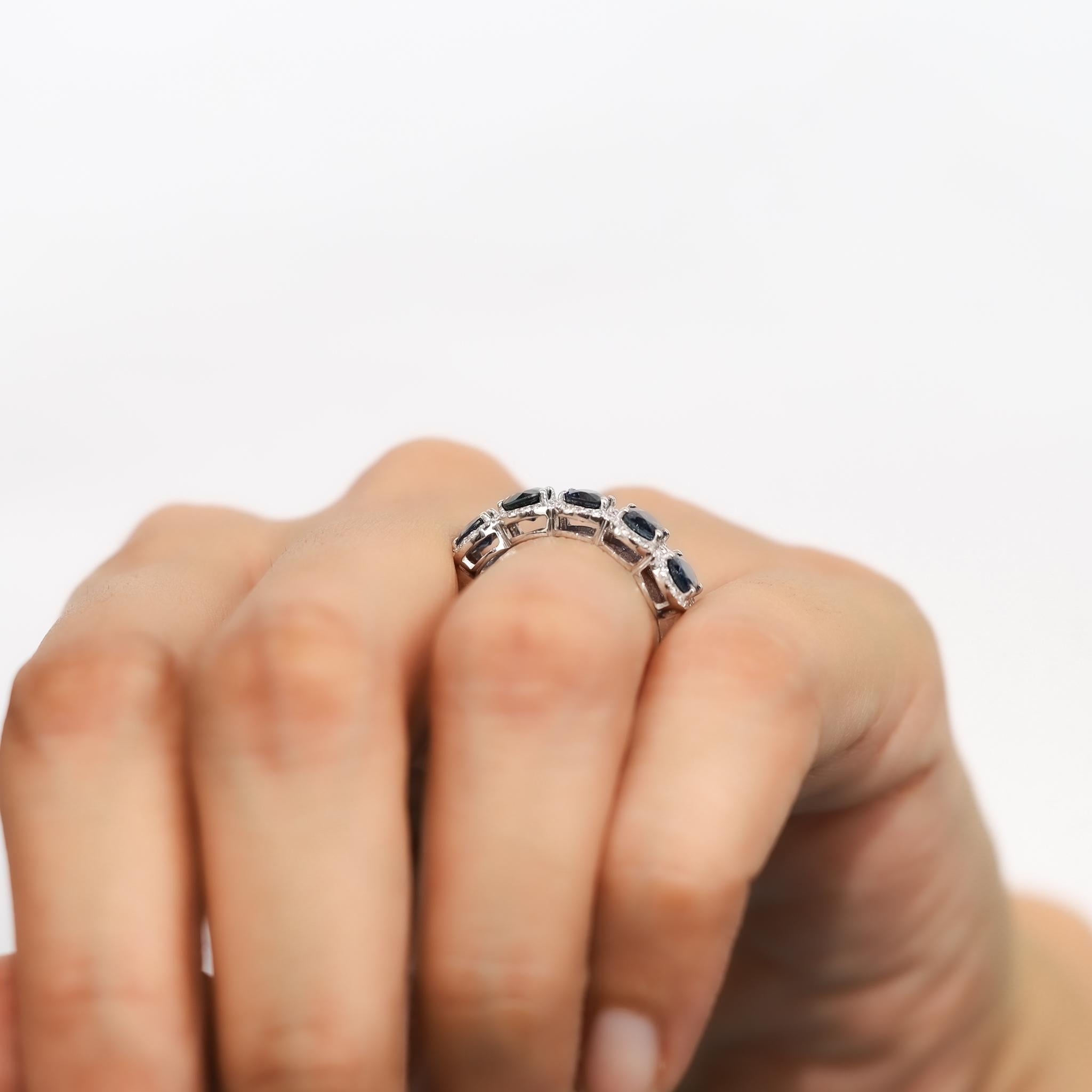 Anello a cinque pietre con zaffiro blu ovale naturale e diamante da 2,2 carati in oro bianco 18 carati in vendita 4