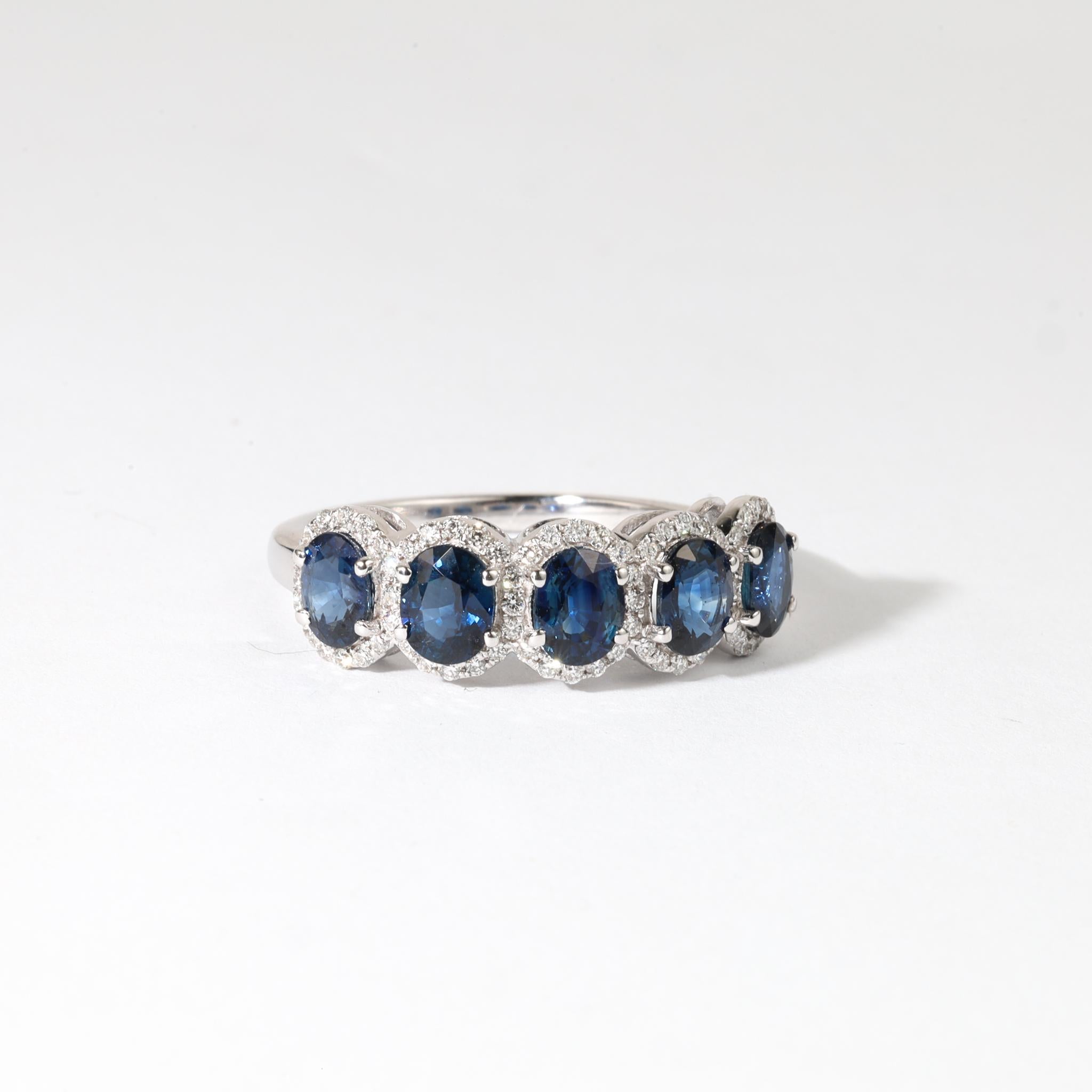 Art Déco Anello a cinque pietre con zaffiro blu ovale naturale e diamante da 2,2 carati in oro bianco 18 carati in vendita