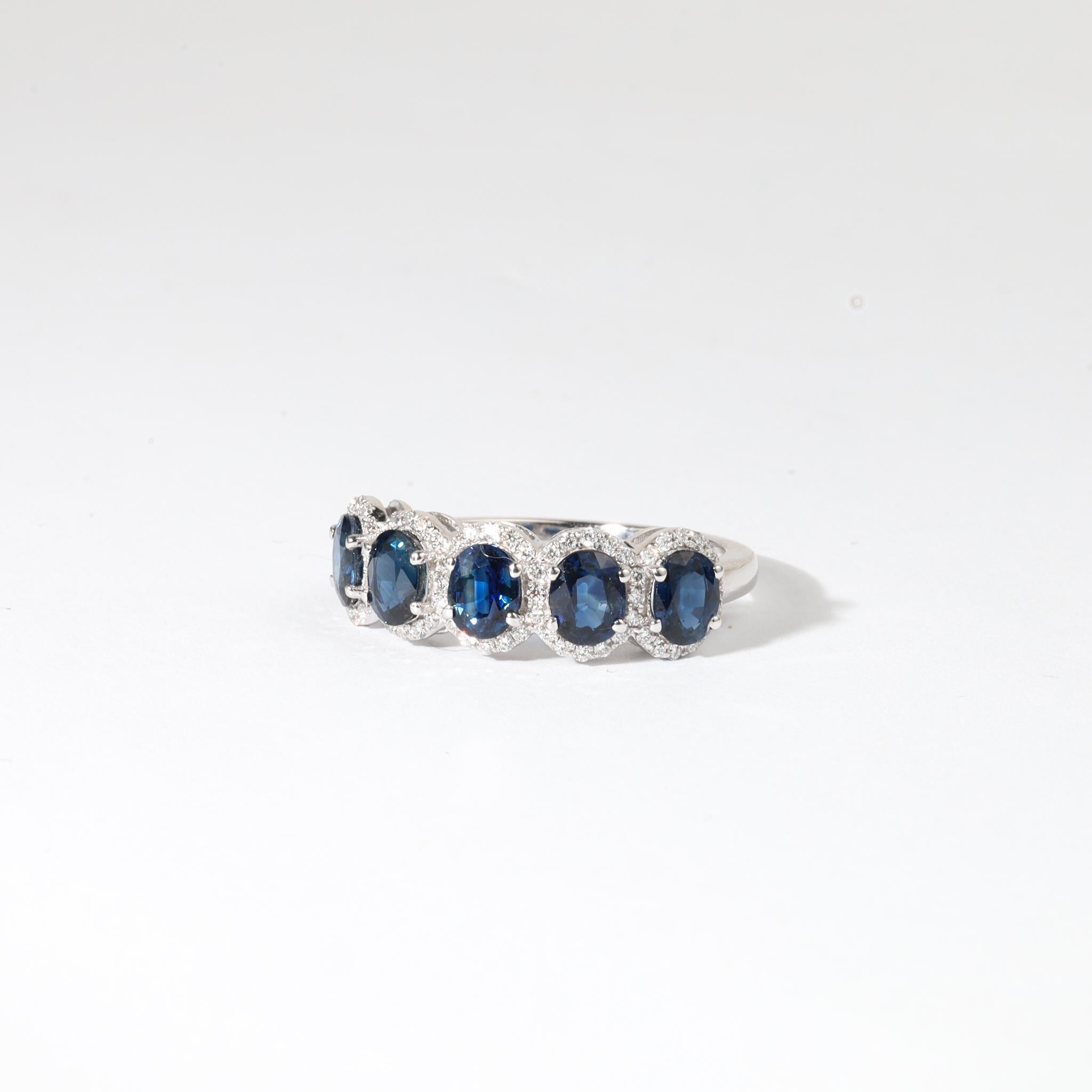 Taglio ovale Anello a cinque pietre con zaffiro blu ovale naturale e diamante da 2,2 carati in oro bianco 18 carati in vendita