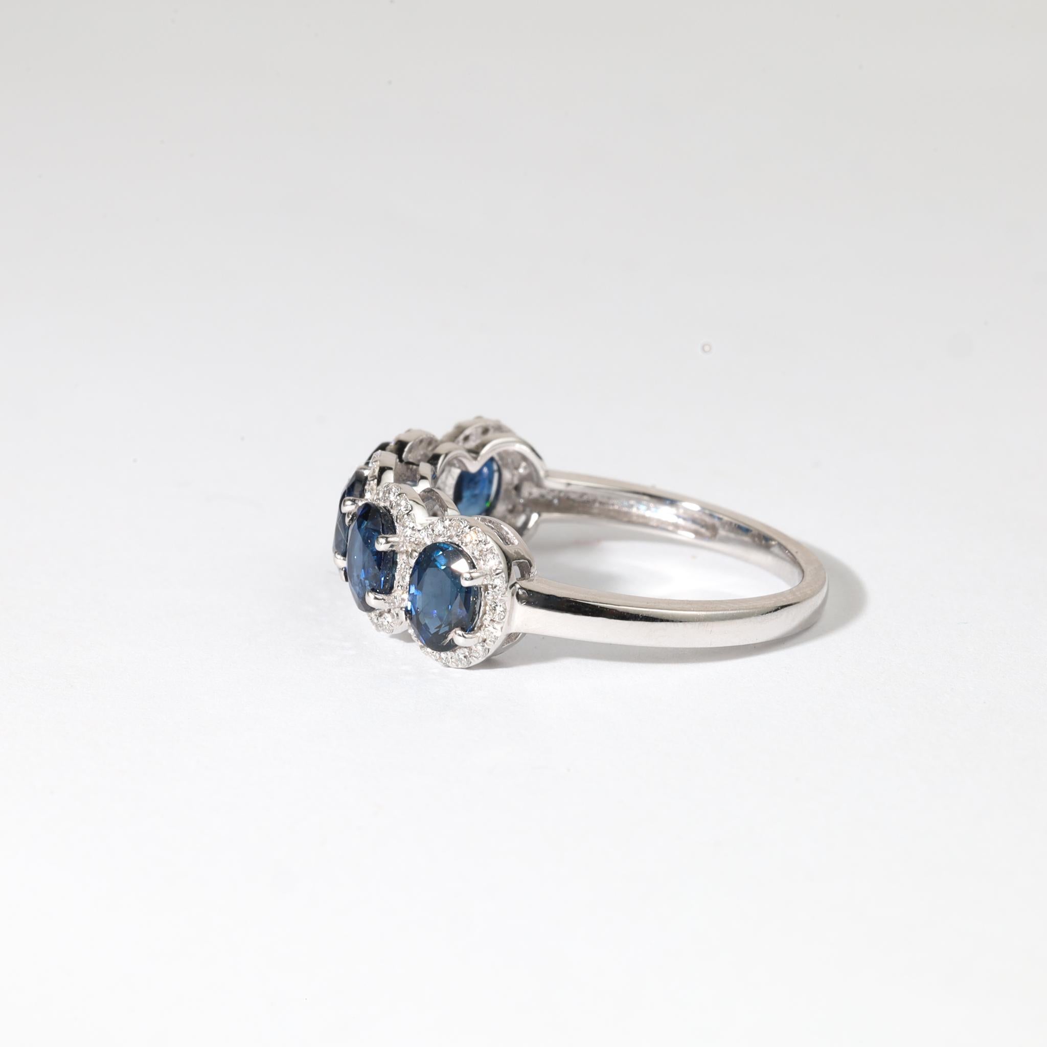 Anello a cinque pietre con zaffiro blu ovale naturale e diamante da 2,2 carati in oro bianco 18 carati In condizioni Nuovo in vendita a Jaipur, RJ