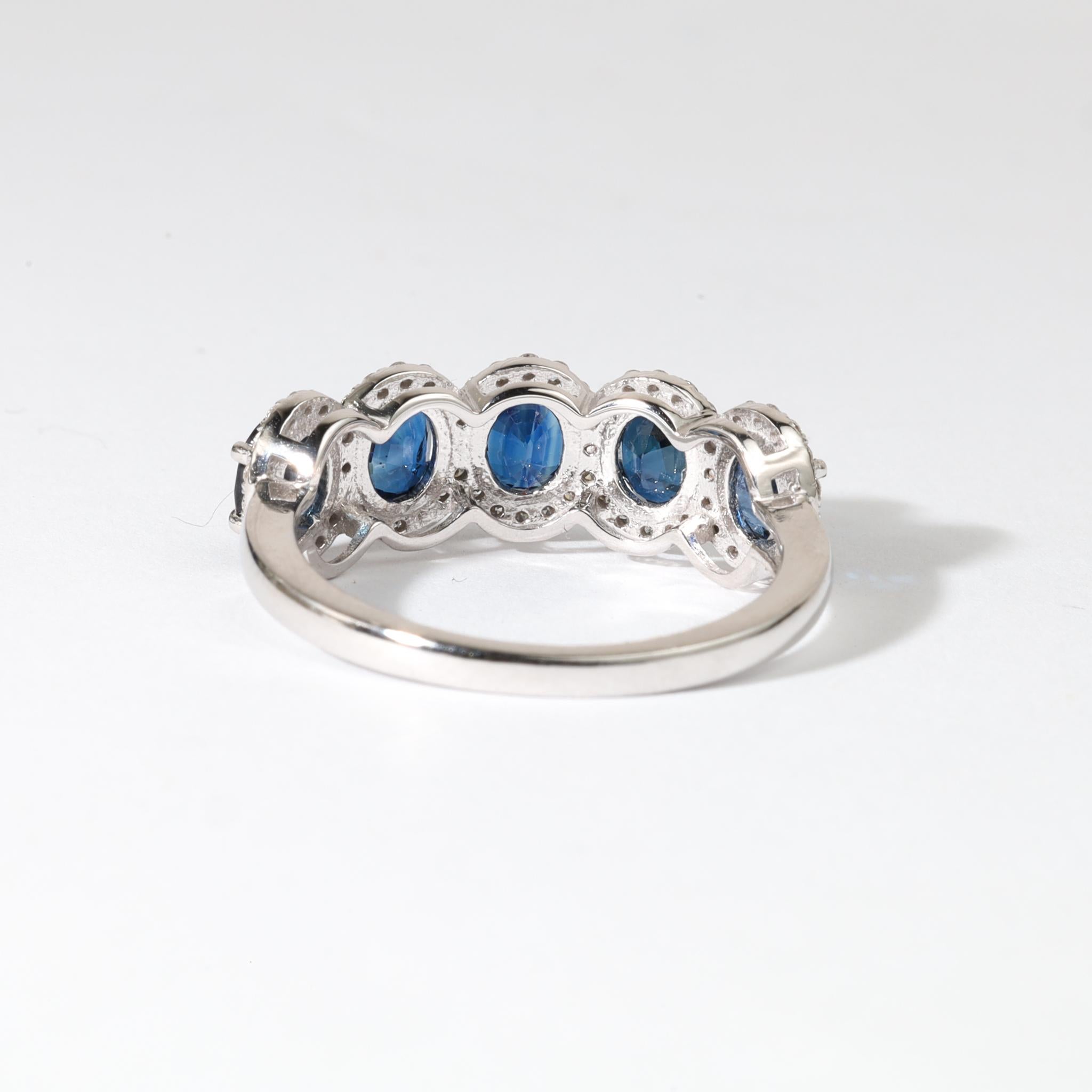 Donna Anello a cinque pietre con zaffiro blu ovale naturale e diamante da 2,2 carati in oro bianco 18 carati in vendita