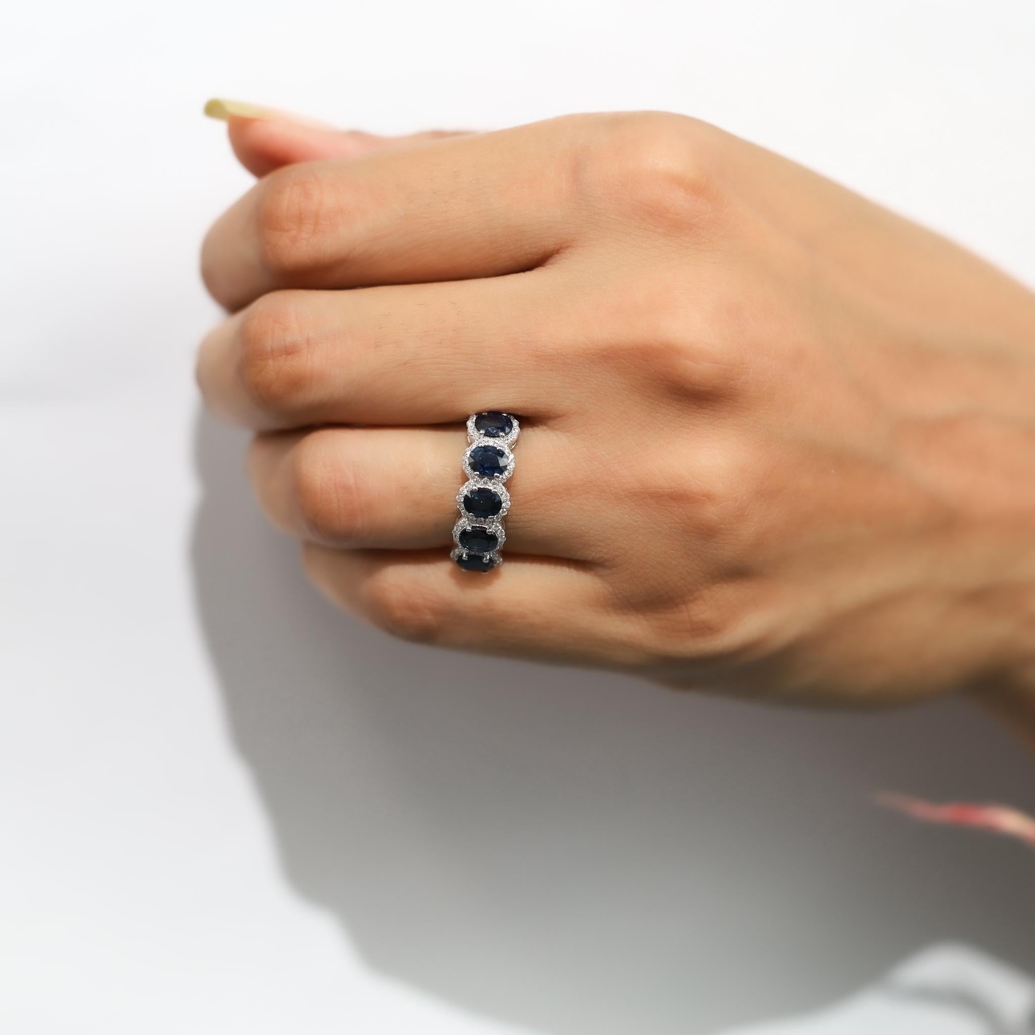 Anello a cinque pietre con zaffiro blu ovale naturale e diamante da 2,2 carati in oro bianco 18 carati in vendita 1