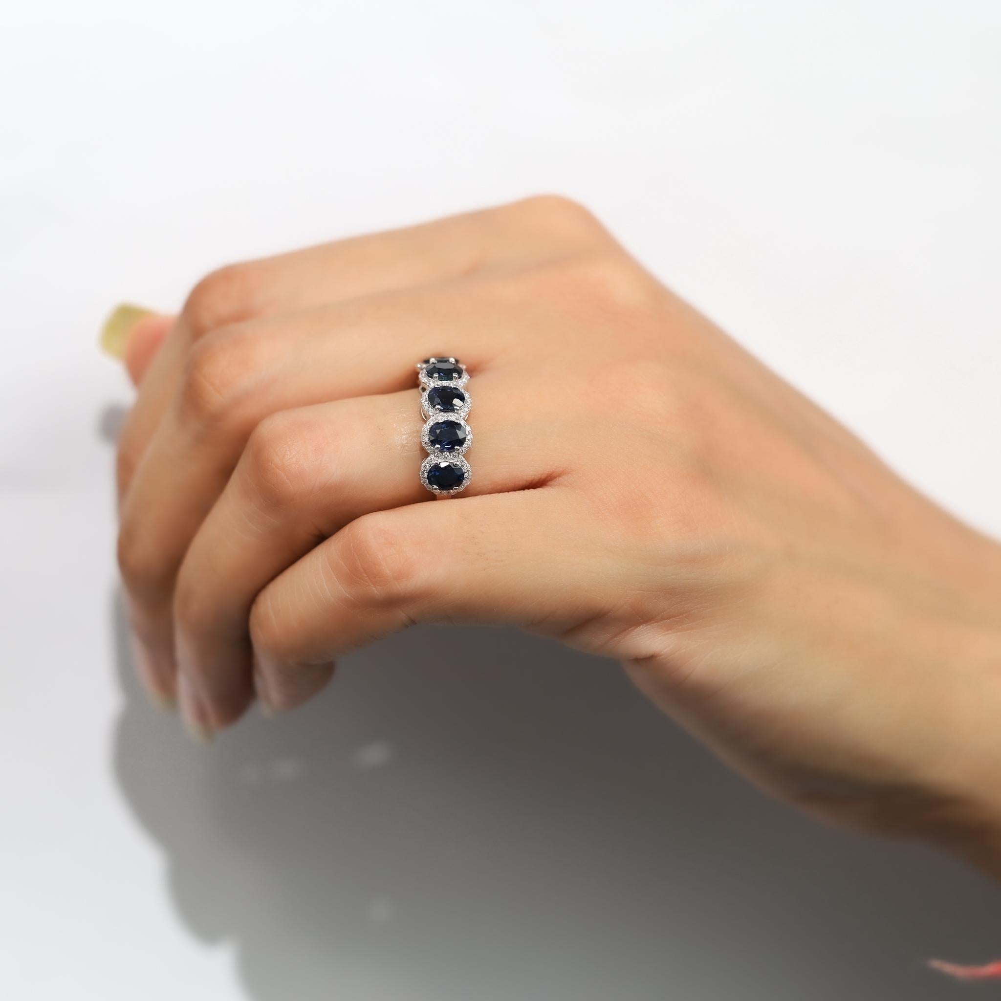 Anello a cinque pietre con zaffiro blu ovale naturale e diamante da 2,2 carati in oro bianco 18 carati in vendita 2