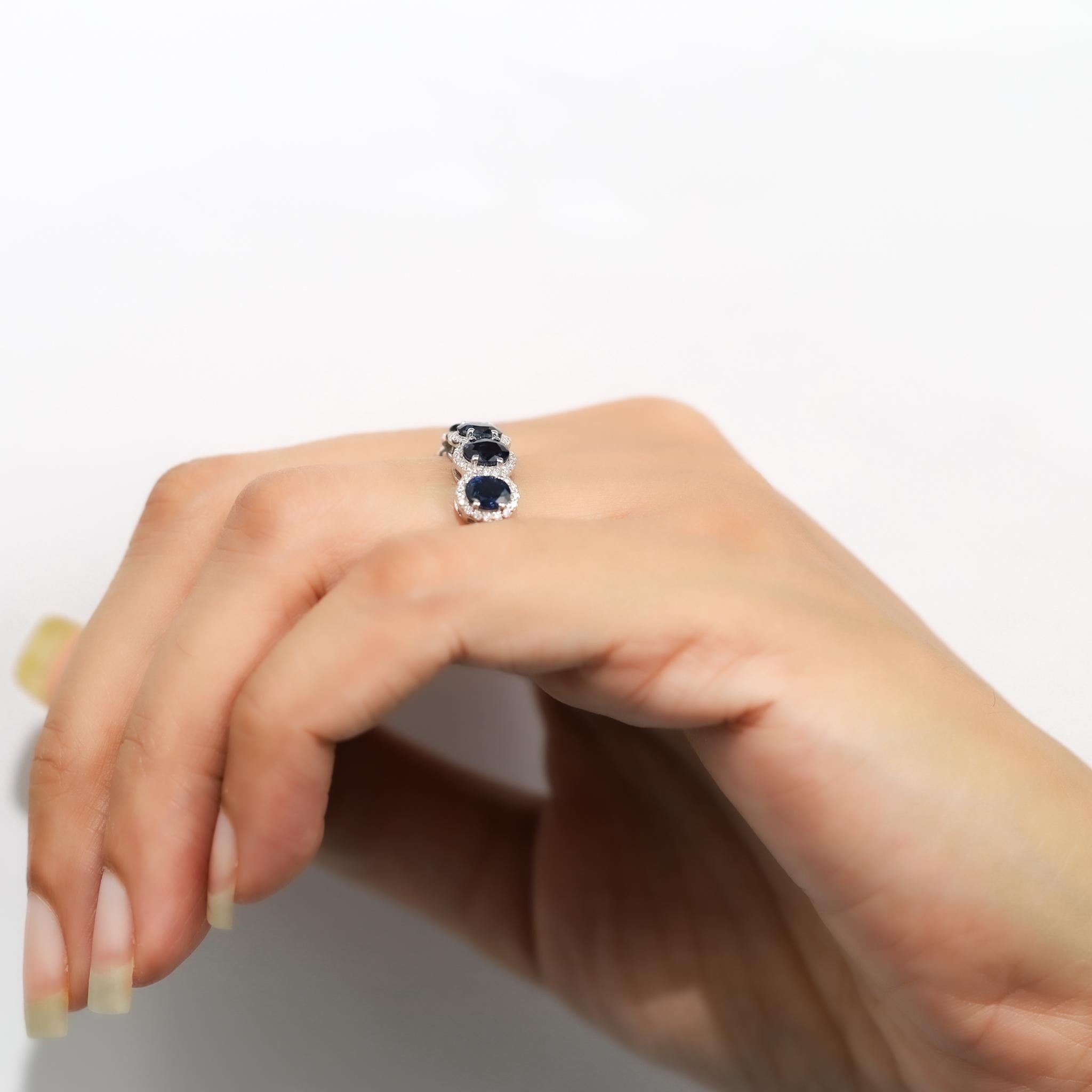 Anello a cinque pietre con zaffiro blu ovale naturale e diamante da 2,2 carati in oro bianco 18 carati in vendita 3