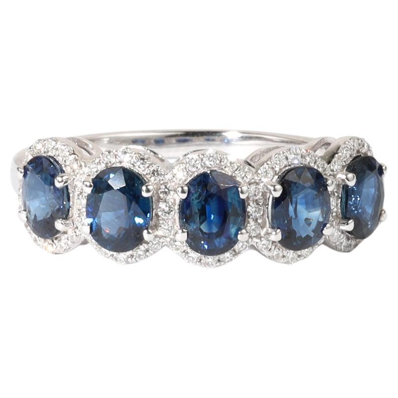 Anello a cinque pietre con zaffiro blu ovale naturale e diamante da 2,2 carati in oro bianco 18 carati in vendita