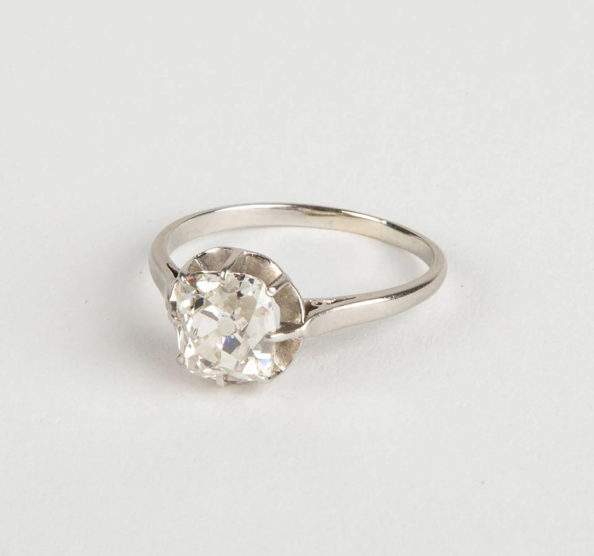 Ich bin zurück mit einem weiteren Solitärdiamanten mit altem Schliff. Dieser Ring enthält einen Diamanten im Peruzzi-Schliff von etwa 2,2 Karat. 

Der Diamant ist ein seltener Abkömmling des alten Minenschliffs, des Peruzzi-Schliffs, der im