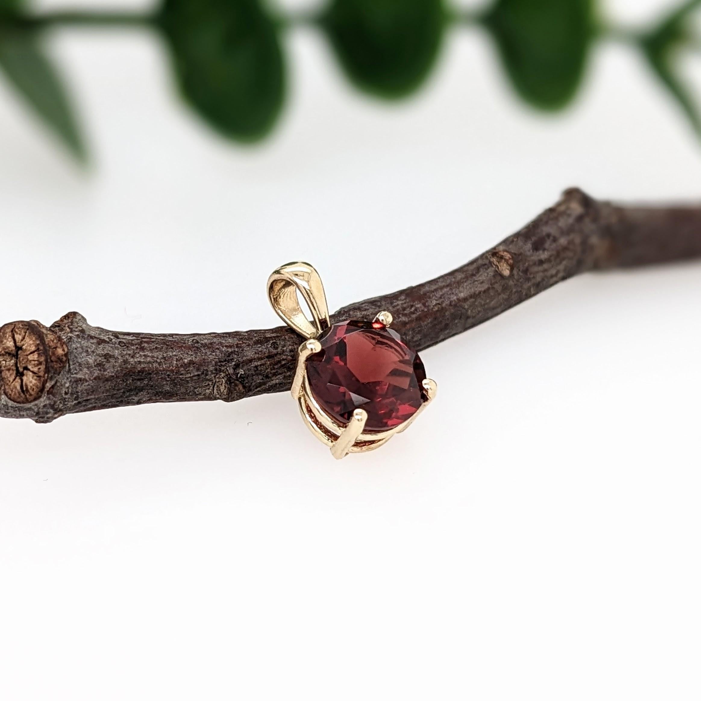 If you need something simple but still beautiful for everyday wear then this is your pendant! This precious rhodolite would pair great with other jewelry or just on its own :)

Specifications

Item Type: Ring
Stone: Garnet
Treatment: