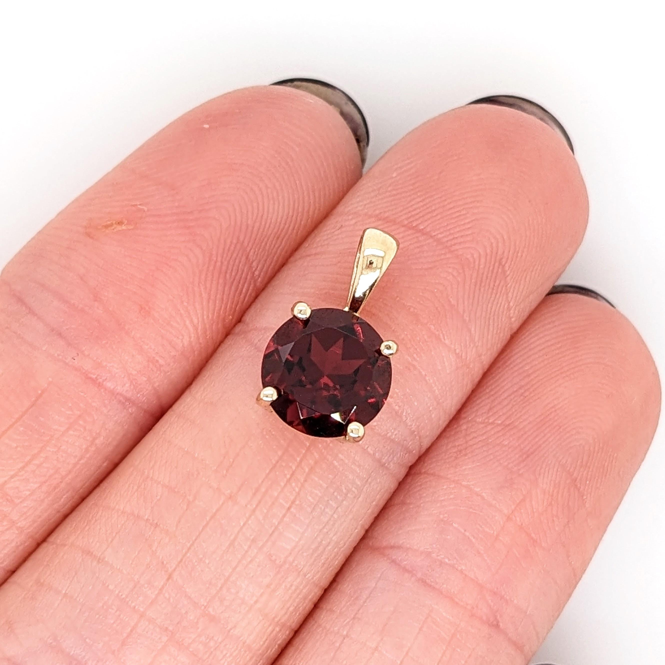 2.2ct Red Garnet Solitaire Pendant in Solid 14K Yellow Gold Round 8mm For Sale 1