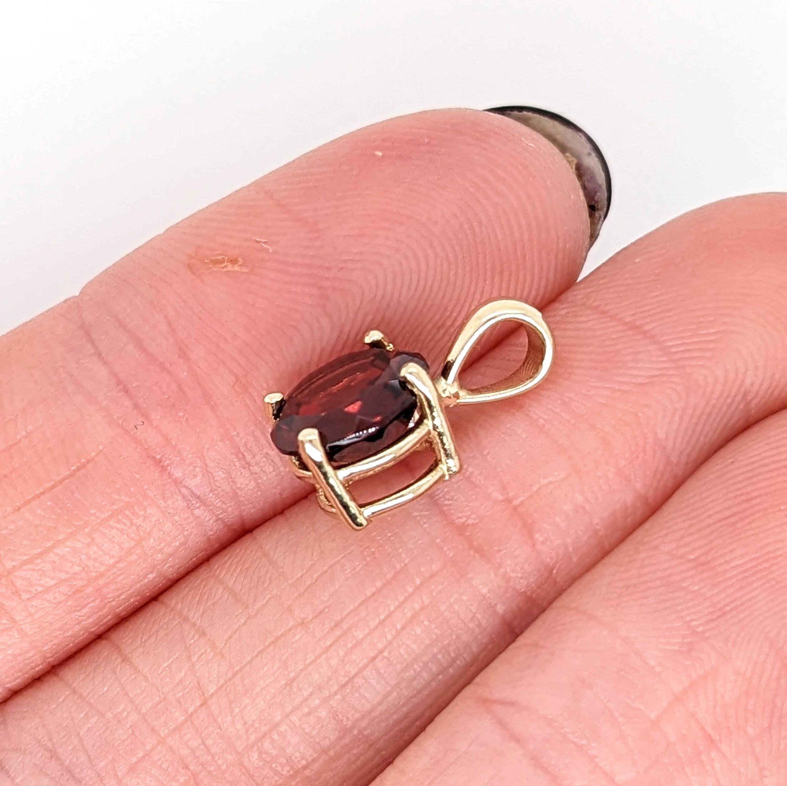 2.2ct Red Garnet Solitaire Pendant in Solid 14K Yellow Gold Round 8mm For Sale 2
