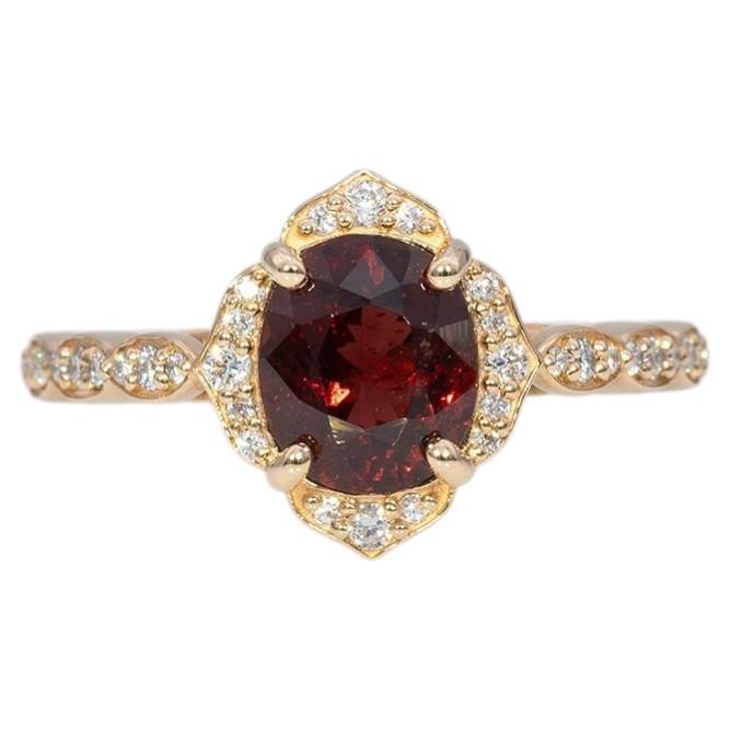 Anello con spinello rosso da 2,2 carati e diamanti estratti in miniera: oro massiccio 14K, 8x6 mm in vendita