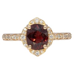 Anillo con espinela roja de 2,2 ct y detalles de diamantes extraídos de minas terrestres: oro macizo de 14K, 8 x 6 mm