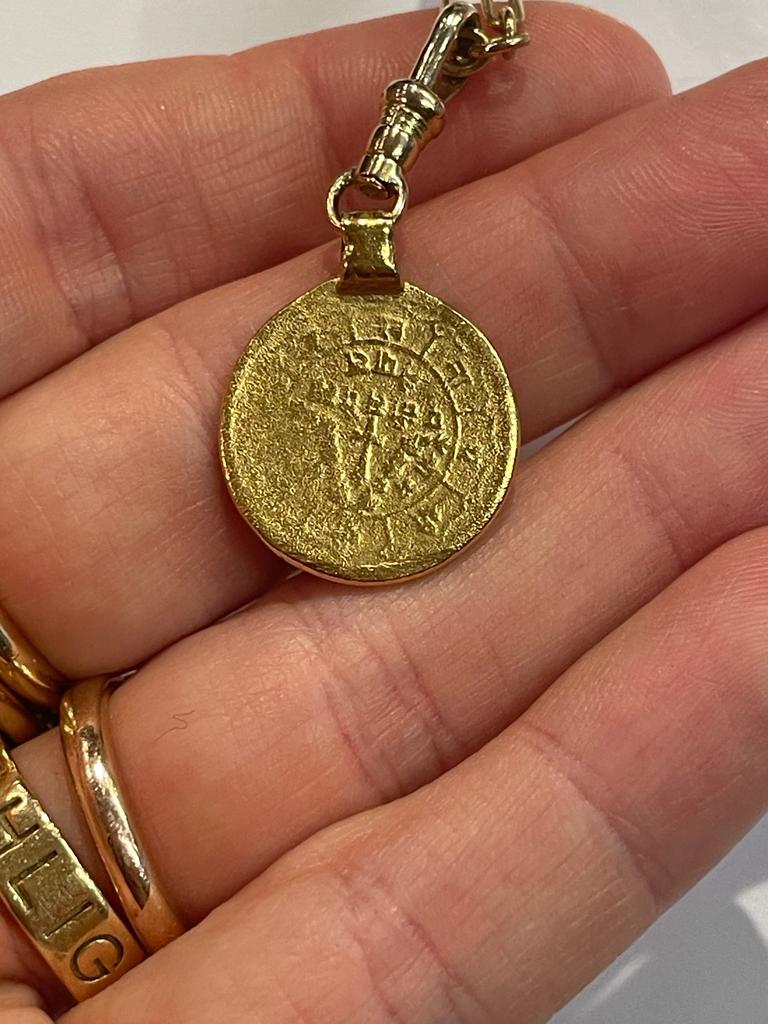 Pendentif en or jaune 22ct représentant une pièce de monnaie ancienne Unisexe en vente