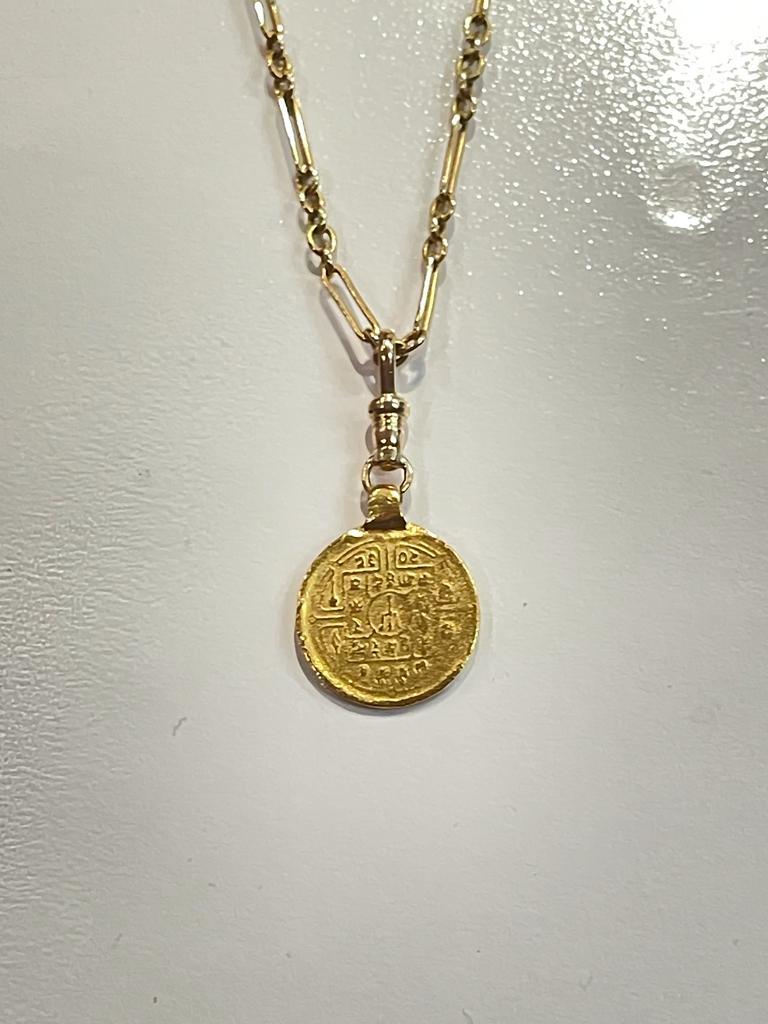 Pendentif en or jaune 22ct représentant une pièce de monnaie ancienne en vente 2