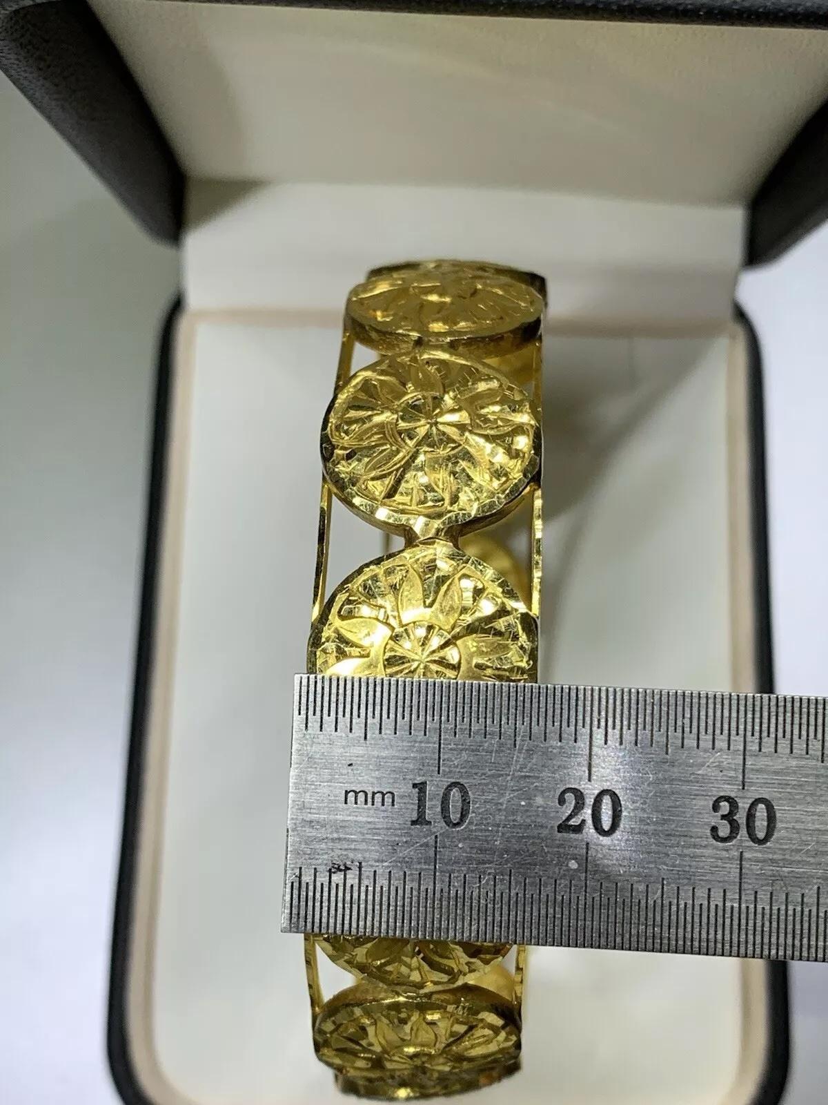 Questo bellissimo braccialetto è perfetto per ogni occasione speciale, soprattutto per i matrimoni in India o in Asia. Realizzato in oro giallo 22ct di alta qualità, questo braccialetto è un pezzo di alta gioielleria che lascerà il segno. Con un