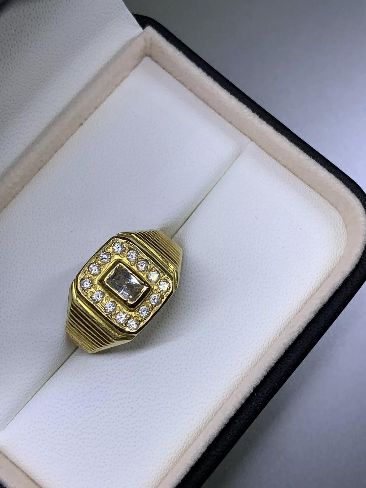 Bague de chevalier en or jaune 22ct, saphir émeraude, large bande.
saphir et diamants 

Poids : 8,5 g.

Boîte incluse.
Cette magnifique chevalière en or jaune 22ct est une véritable pièce d'apparat. Fabriqué en or massif avec un poids de 9,5 g, il
