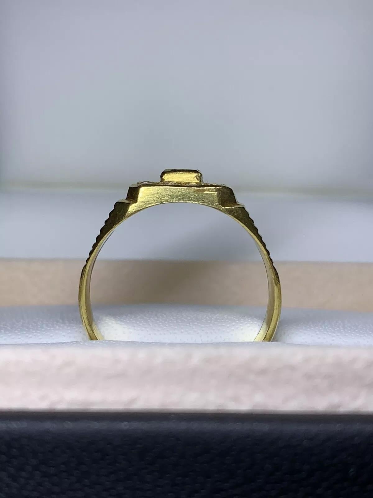 Taille émeraude Bague sigillaire massive en or jaune 22 carats, émeraude de forme carrée et large. en vente