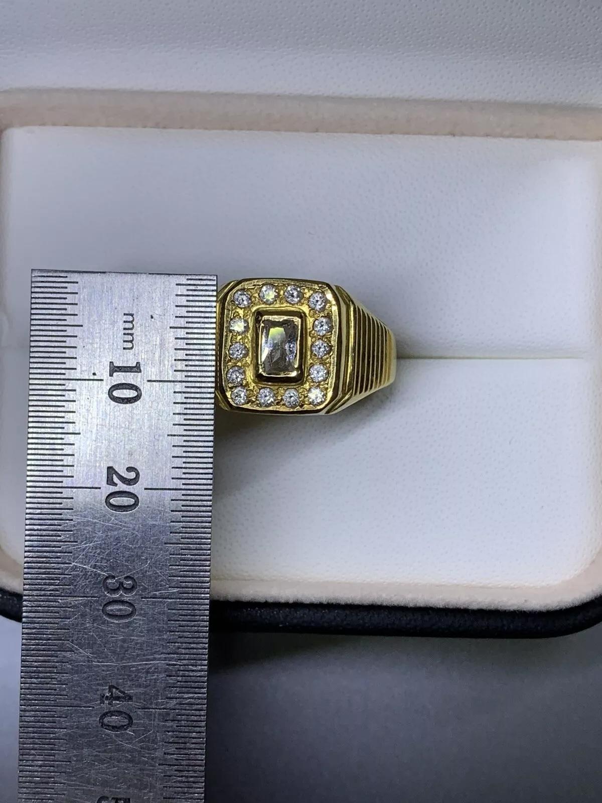 Bague sigillaire massive en or jaune 22 carats, émeraude de forme carrée et large. Unisexe en vente