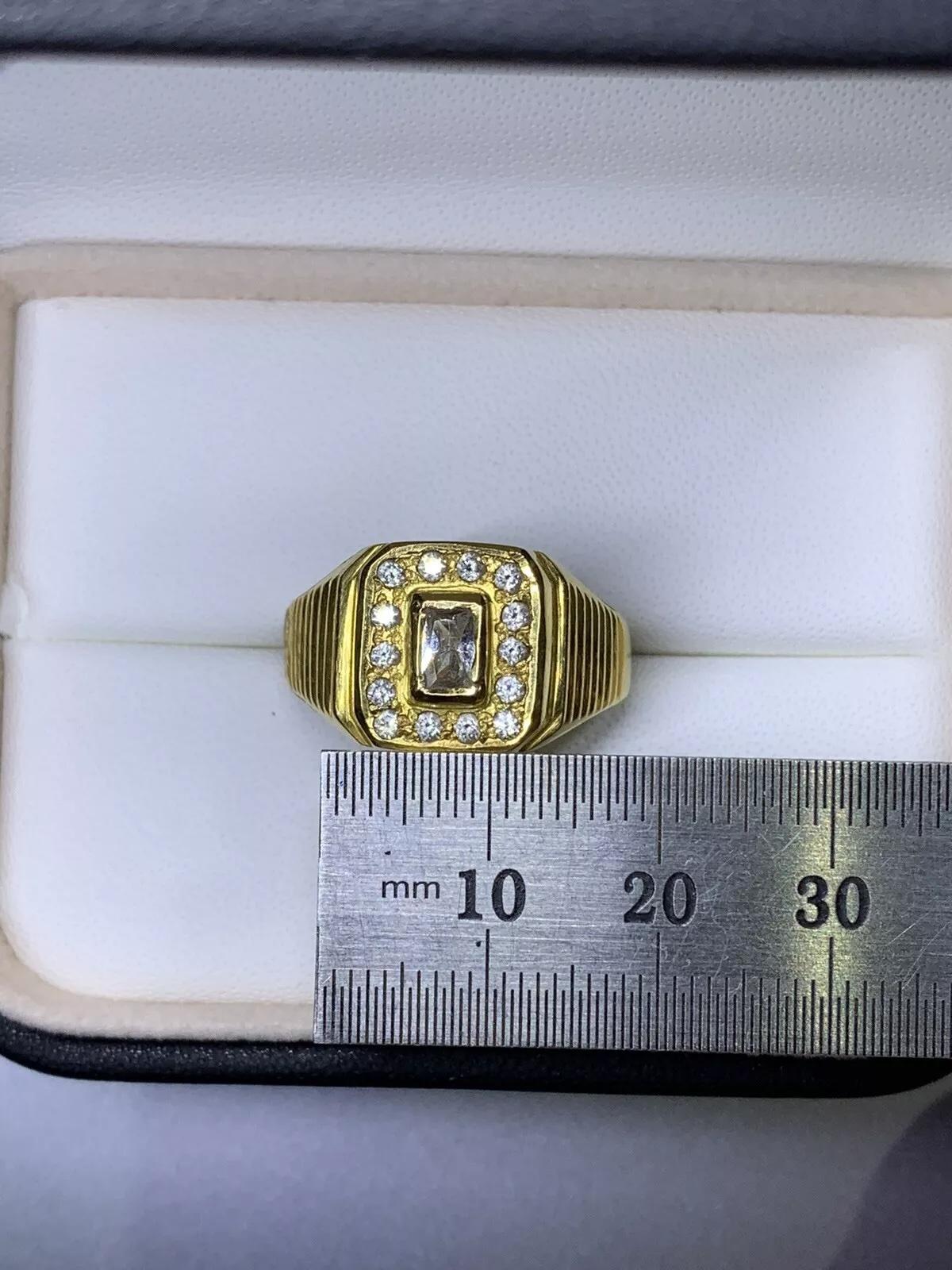 Bague sigillaire massive en or jaune 22 carats, émeraude de forme carrée et large. en vente 1