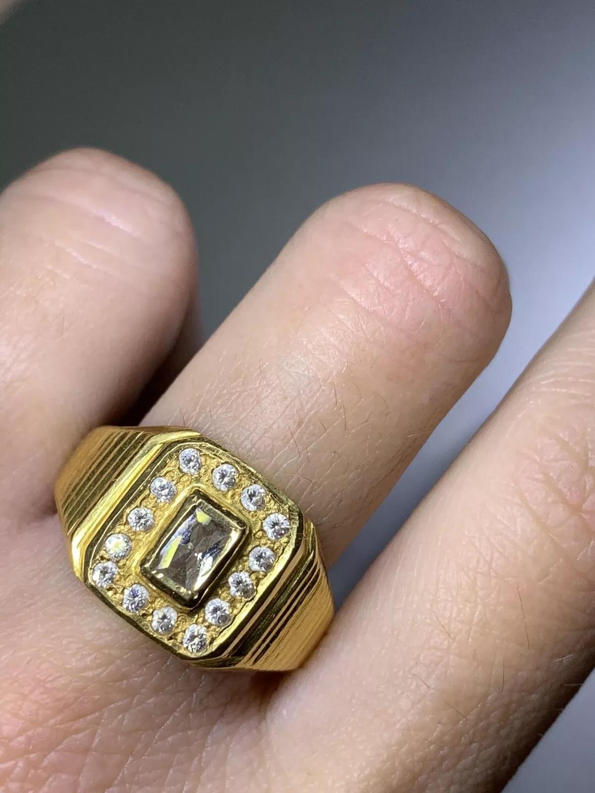 Bague sigillaire massive en or jaune 22 carats, émeraude de forme carrée et large. en vente 2