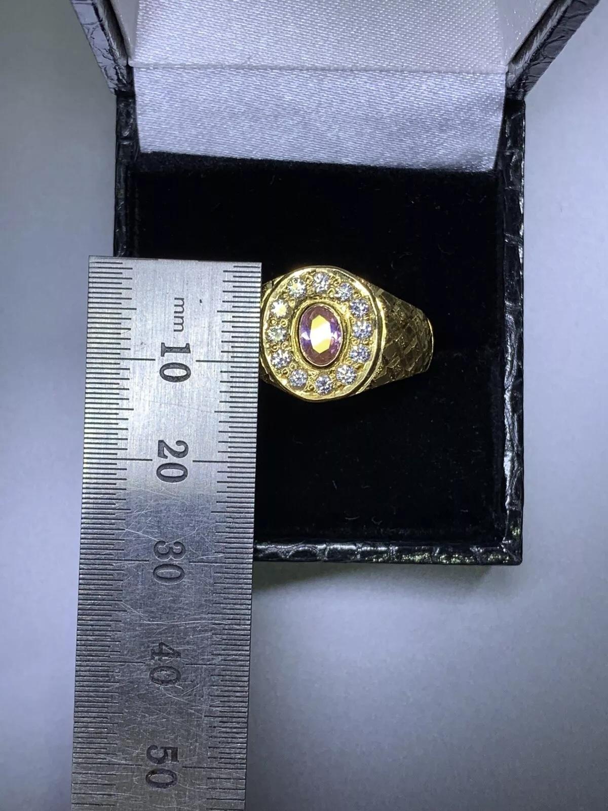 Bague de signet en or jaune 22ct de forme ovale à large bande.

Bague signet de taille moyenne bague de cérémonie de mariage indienne asiatique bague unisexe 

Poids de 9,8 g

Poinçonné

Bague de chevalière en or jaune bijou de cérémonie de mariage
