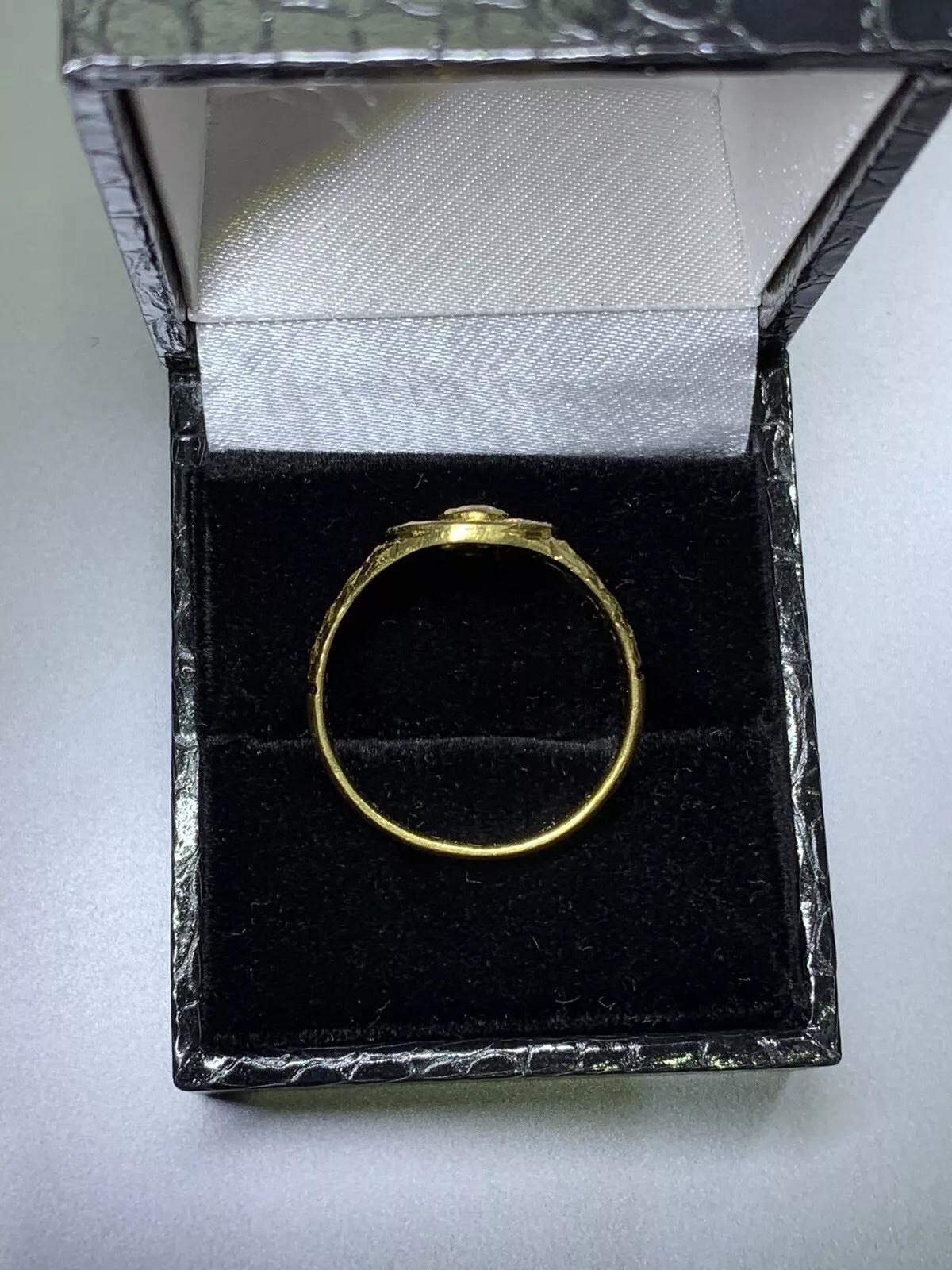 Bague chevalière en or jaune 22ct de forme ovale Unisexe en vente