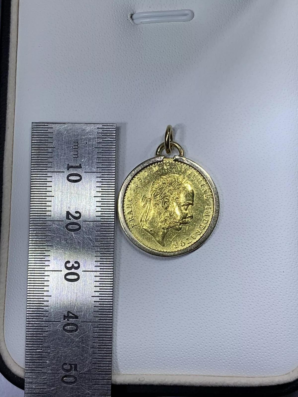 Ciondolo in oro giallo 22ct Franc Ios Austria Ducat Coin.

Collana con pedante a forma di moneta da collezione in oro giallo 22k, raramente austriaca.

Ciondolo a forma di moneta d'oro austriaca, moneta d'oro giallo puro 22ct composizione 0,986.