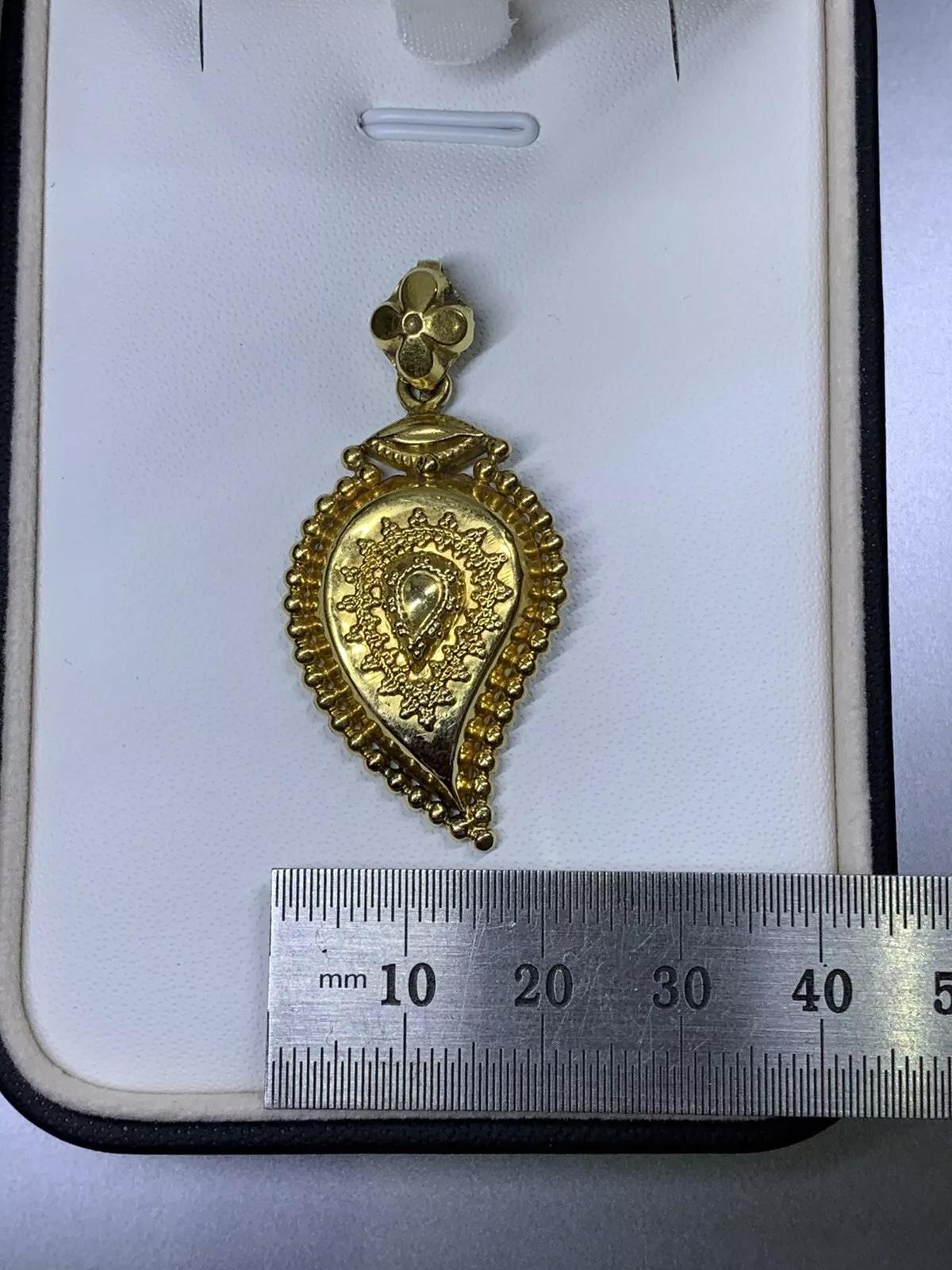 Collana con ciondolo grande a forma di pera in oro giallo 22ct.

Ciondolo a forma di ciondolo semplice in oro giallo 22k, collana di gioielli da cerimonia indiana asiatica con ciondolo solitario.

Catena non inclusa.

Ciondolo a forma di pera grande