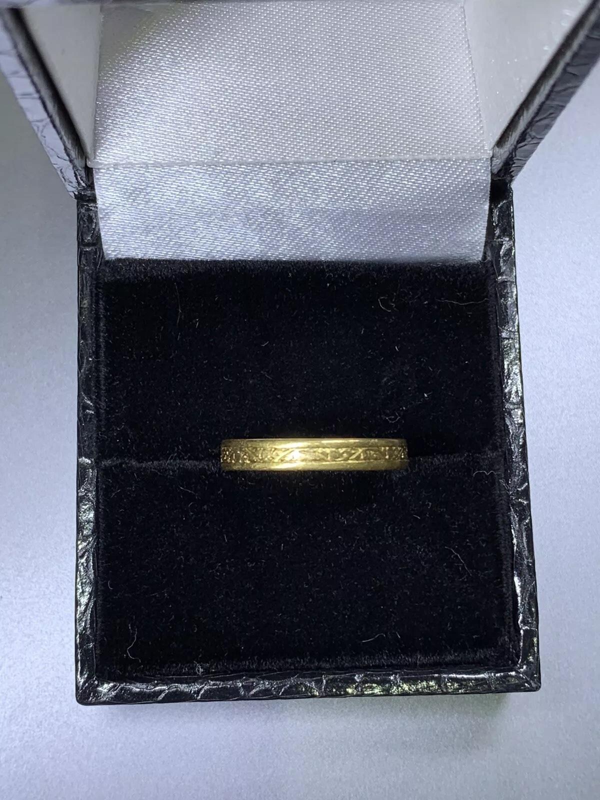 Anneau de mariage en or jaune 22ct à motif uni 3mm Cérémonie indienne asiatique.

Alliance en or jaune 22k, largeur 3mm, avec motif

La bague peut être redimensionnée.

Poinçonné

Poids de 2,4 g

Boîte et évaluation incluses

Cette magnifique bague