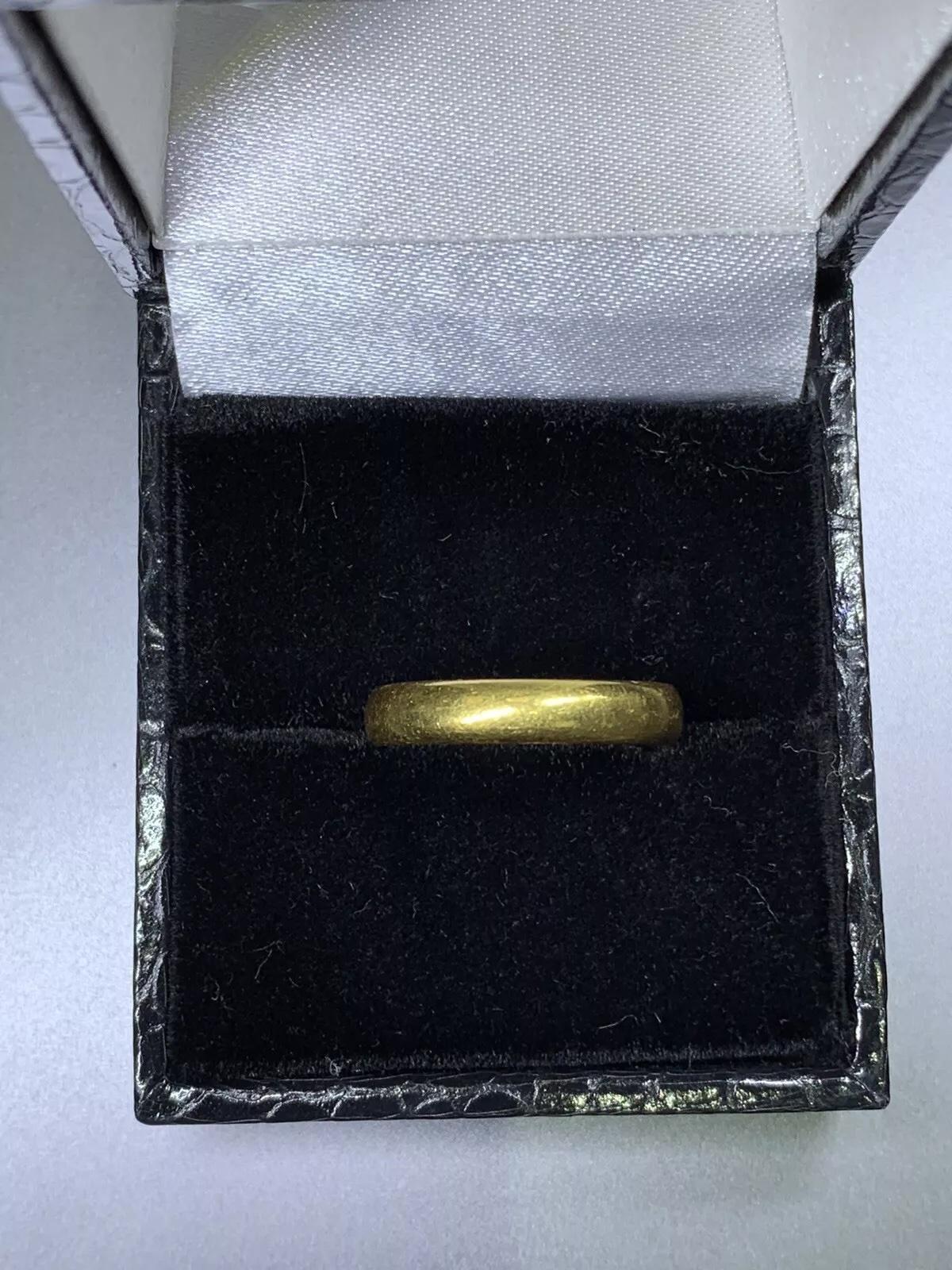 Une alliance en or jaune 22ct, convenant aux cérémonies indiennes et asiatiques. La bague est de taille J 1/2 et présente un style d'anneau traditionnel, idéal pour les occasions de mariage. Il est en or jaune et ne comporte pas de pierre
