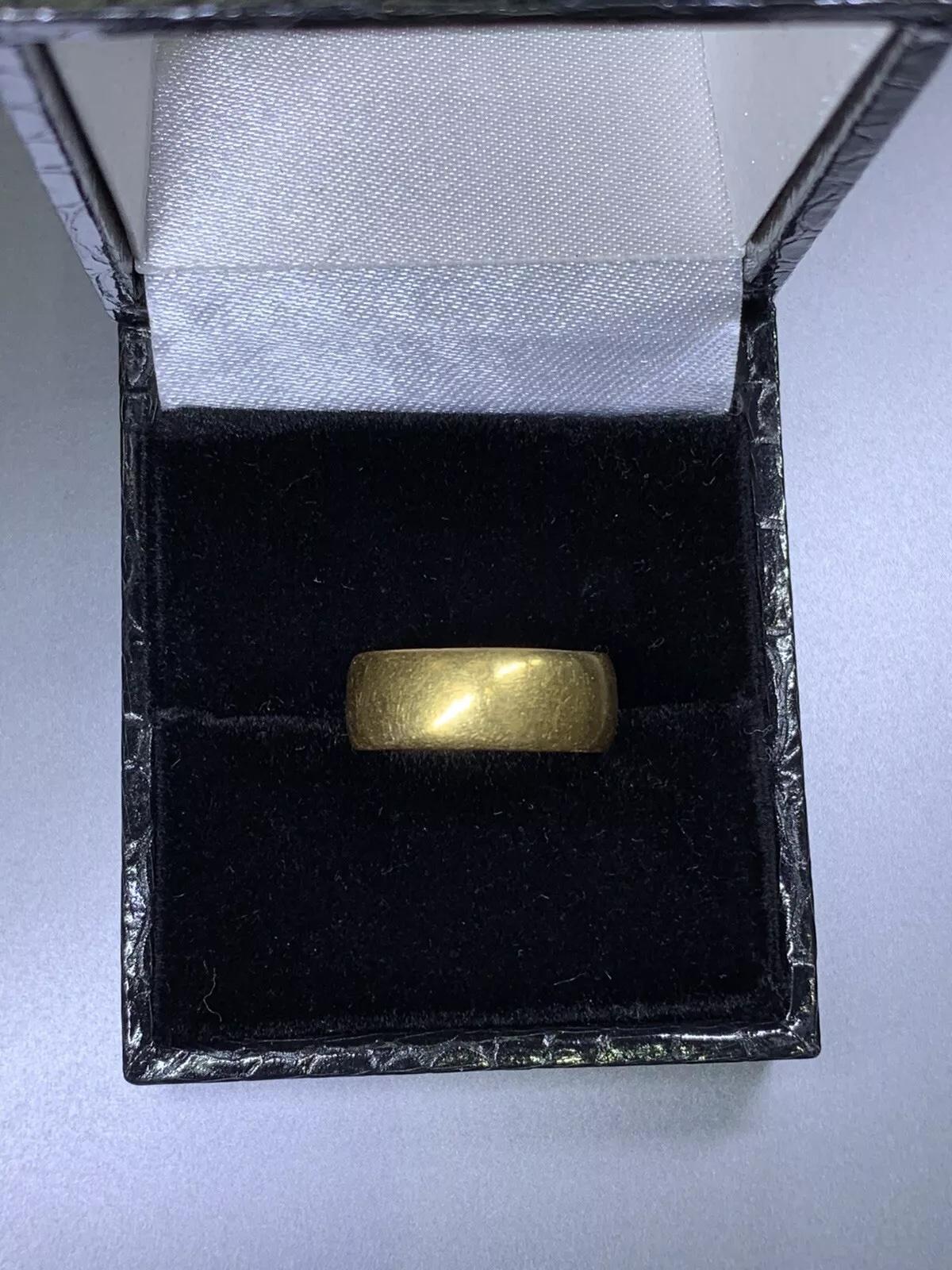 Anello da cerimonia indiano-asiatico in oro giallo 22ct a fascia larga 6,5 mm.

Anello nuziale di grandi dimensioni in oro giallo 22k, puro oro massiccio, gioielli per cerimonia nuziale indiana asiatica

Fede nuziale liscia larga 6,5 mm 

Marchio
