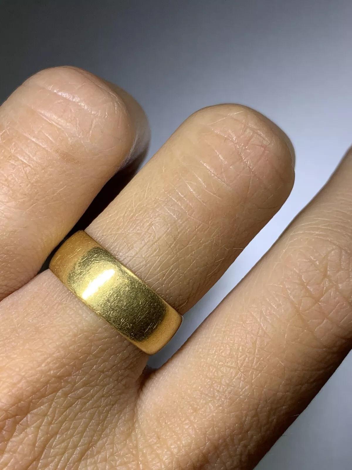 Fede larga semplice in oro giallo 22ct 6,5 mm In condizioni Nuovo in vendita a London, GB