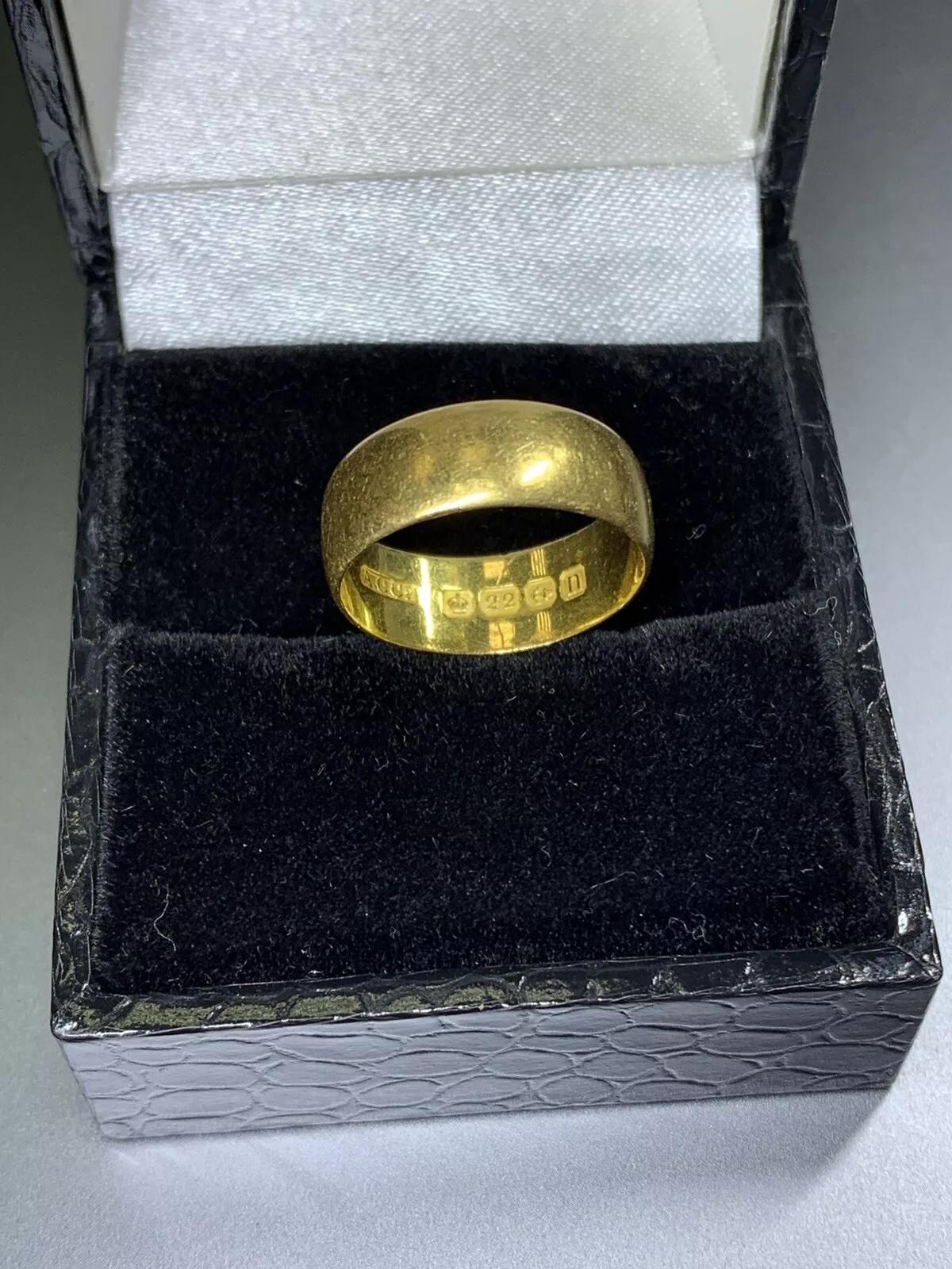 Fede larga semplice in oro giallo 22ct 6,5 mm in vendita 1