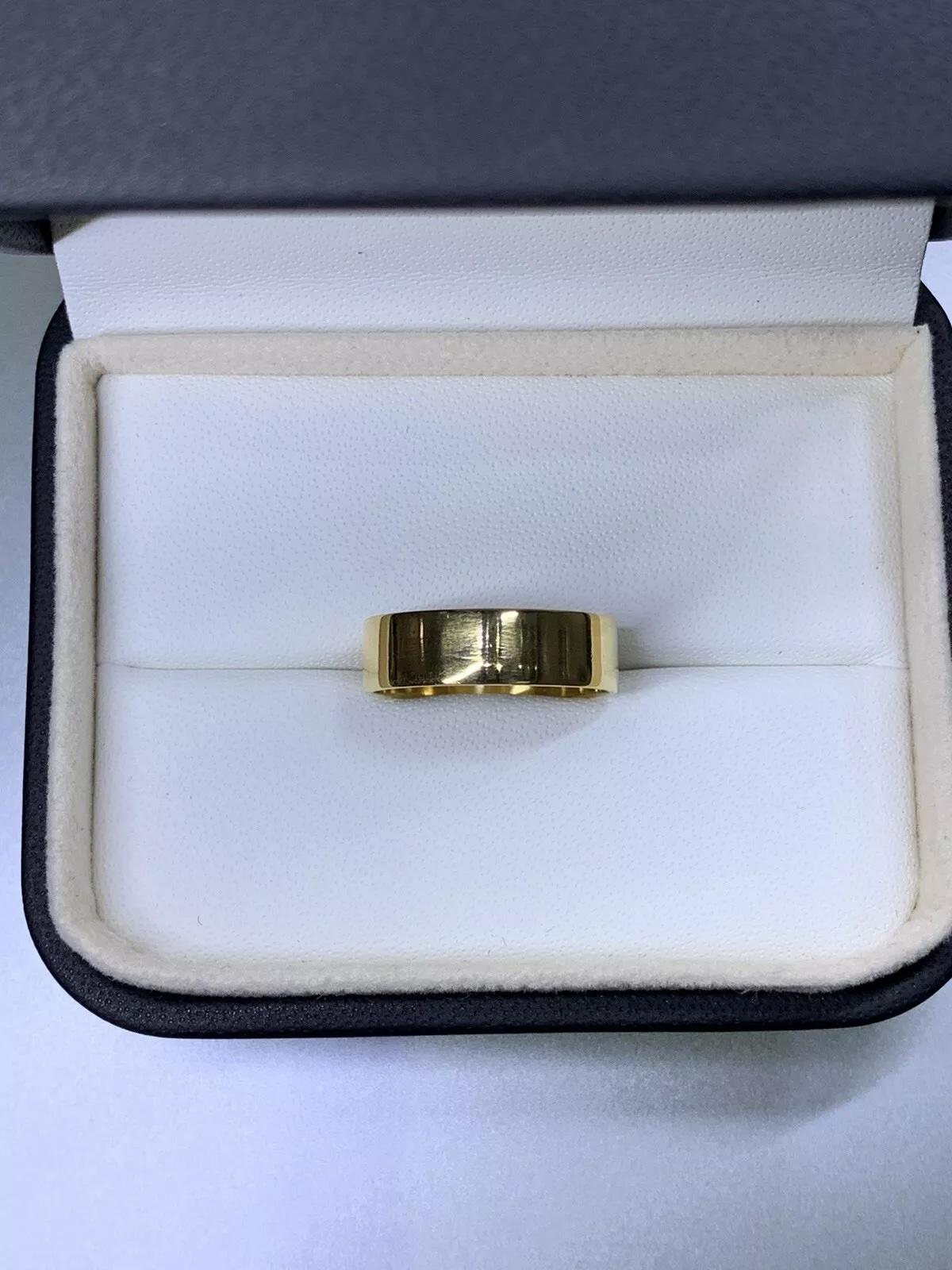 Fede nuziale liscia in oro giallo 22ct 5,6 mm per cerimonia asiatica indiana.

Anello di matrimonio semplice in oro giallo 22k con larghezza di 5,6 mm.

Fascia nuziale larga e semplice in oro giallo 22 ct.

Peso 5,6 g

L'anello può essere