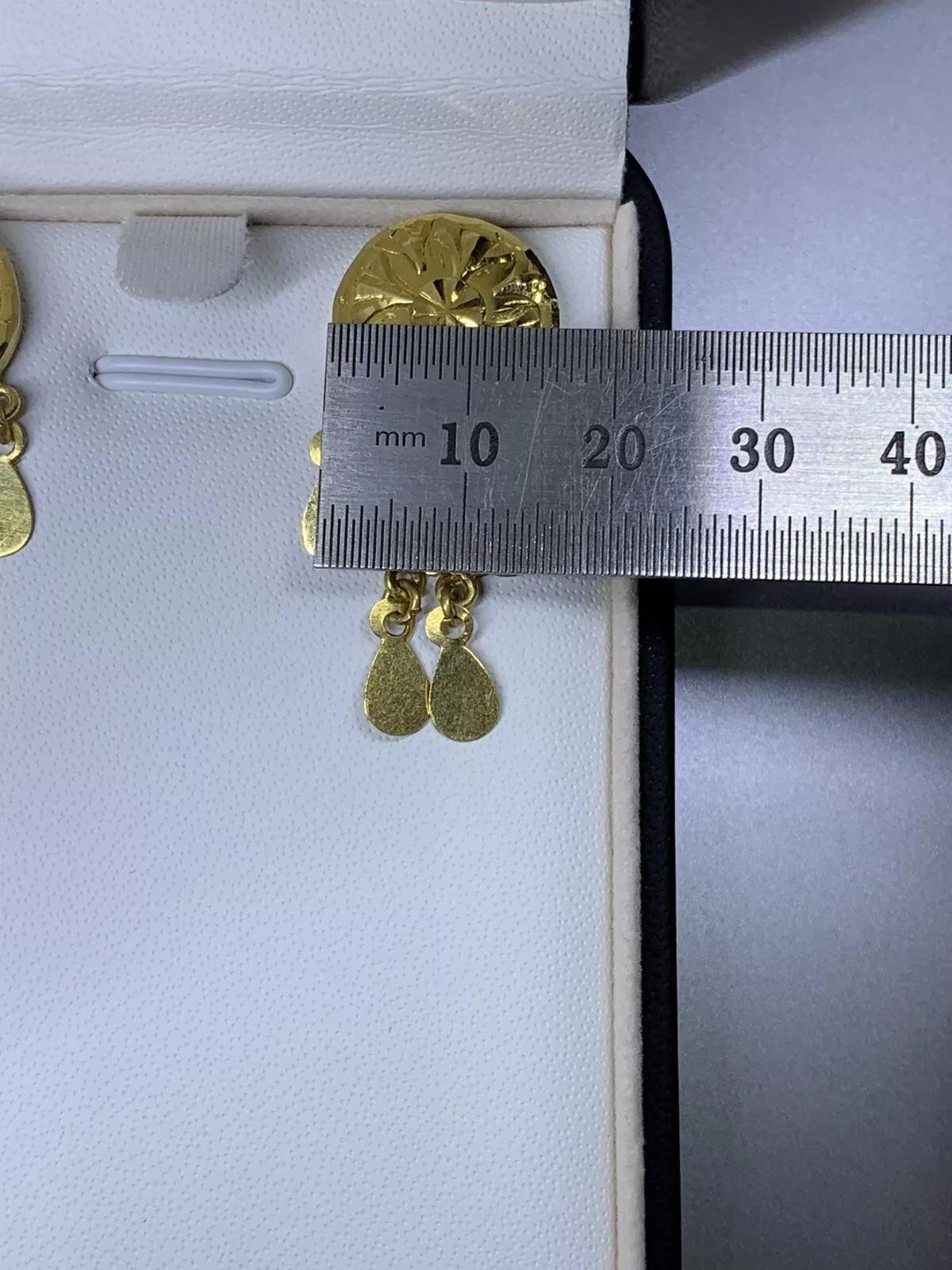 Pendientes colgantes lisos redondos de oro amarillo de 22 ct con forma de pera de la India asiática.

Preciosos pendientes colgantes largos redondos y en forma de pera. Perfecto para la ceremonia de compromiso de una boda india asiática.

Peso 7,8