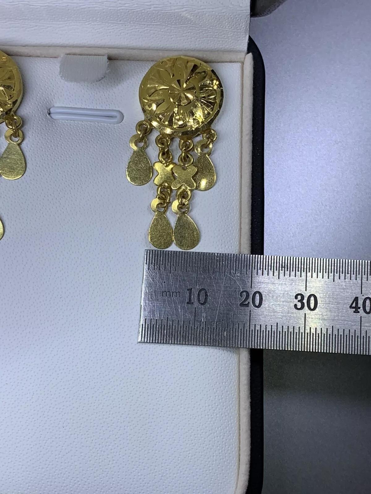 Pendientes colgantes lisos redondos de oro amarillo de 22 ct forma de pera en Nuevo estado para la venta en London, GB